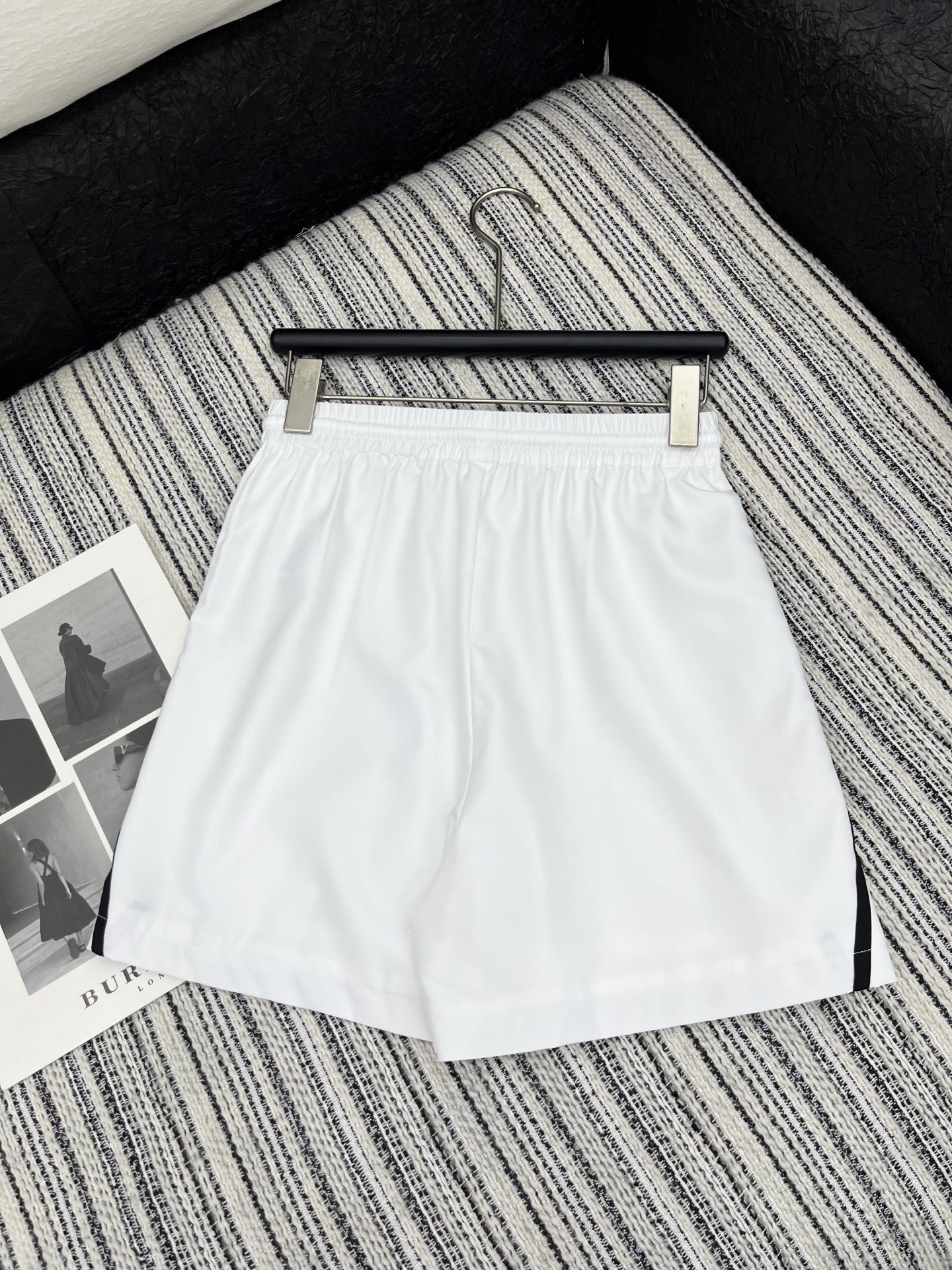 🛒𝐍𝐄𝐖 · 𝟐𝟎𝟐5/爆款现货
解锁夏日高阶穿搭!
Prada撞色戴帽马甲搭配松紧腰抽绳短裤,为你