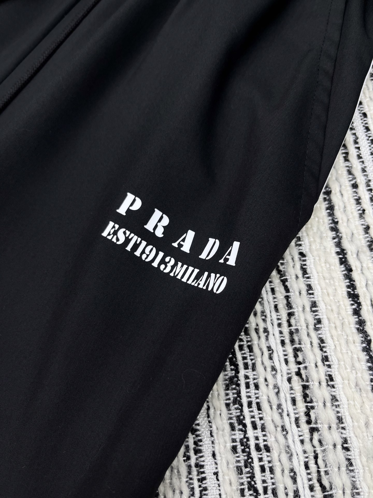 🛒𝐍𝐄𝐖 · 𝟐𝟎𝟐5/爆款现货

解锁夏日高阶穿搭！

Prada撞色松紧腰抽绳休闲长裤，为你打造吸睛