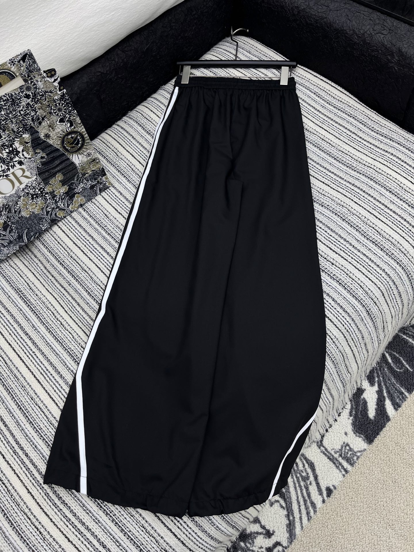 🛒𝐍𝐄𝐖 · 𝟐𝟎𝟐5/爆款现货

解锁夏日高阶穿搭！

Prada撞色松紧腰抽绳休闲长裤，为你打造吸睛