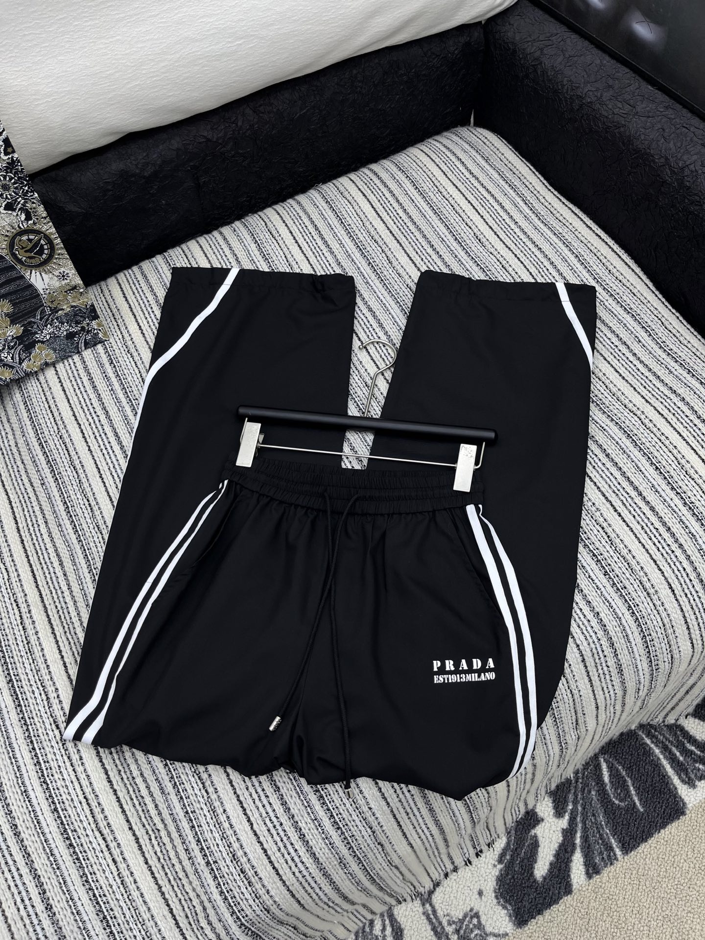 🛒𝐍𝐄𝐖 · 𝟐𝟎𝟐5/爆款现货

解锁夏日高阶穿搭！

Prada撞色松紧腰抽绳休闲长裤，为你打造吸睛