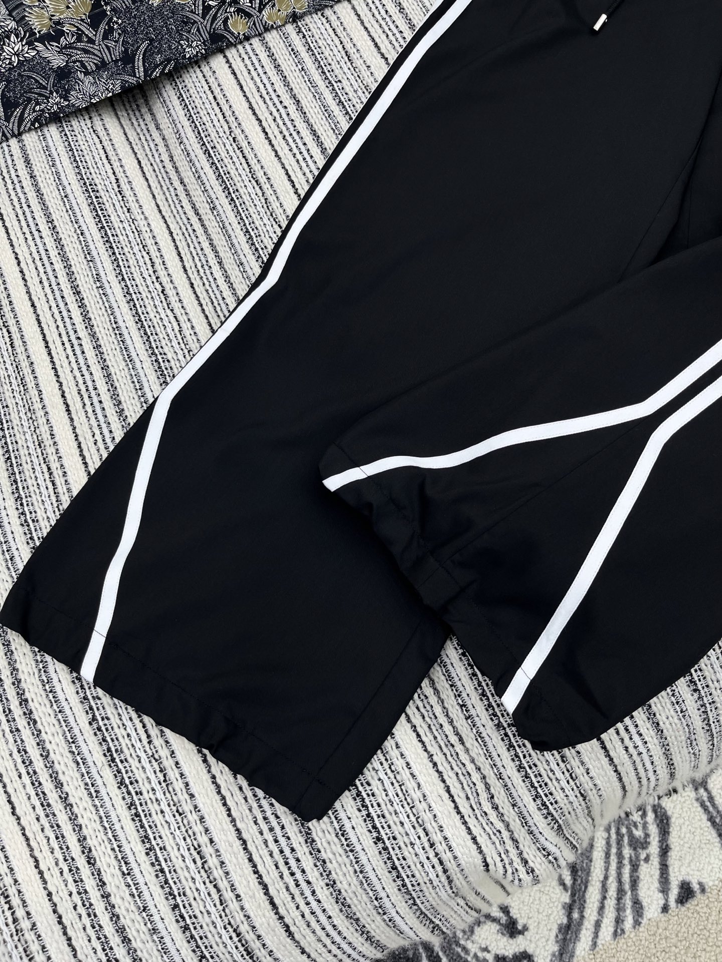 🛒𝐍𝐄𝐖 · 𝟐𝟎𝟐5/爆款现货

解锁夏日高阶穿搭！

Prada撞色松紧腰抽绳休闲长裤，为你打造吸睛