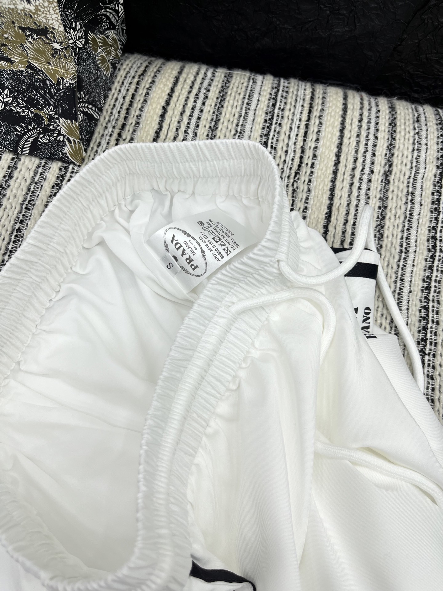 🛒𝐍𝐄𝐖 · 𝟐𝟎𝟐5/爆款现货

解锁夏日高阶穿搭！

Prada撞色松紧腰抽绳休闲长裤，为你打造吸睛