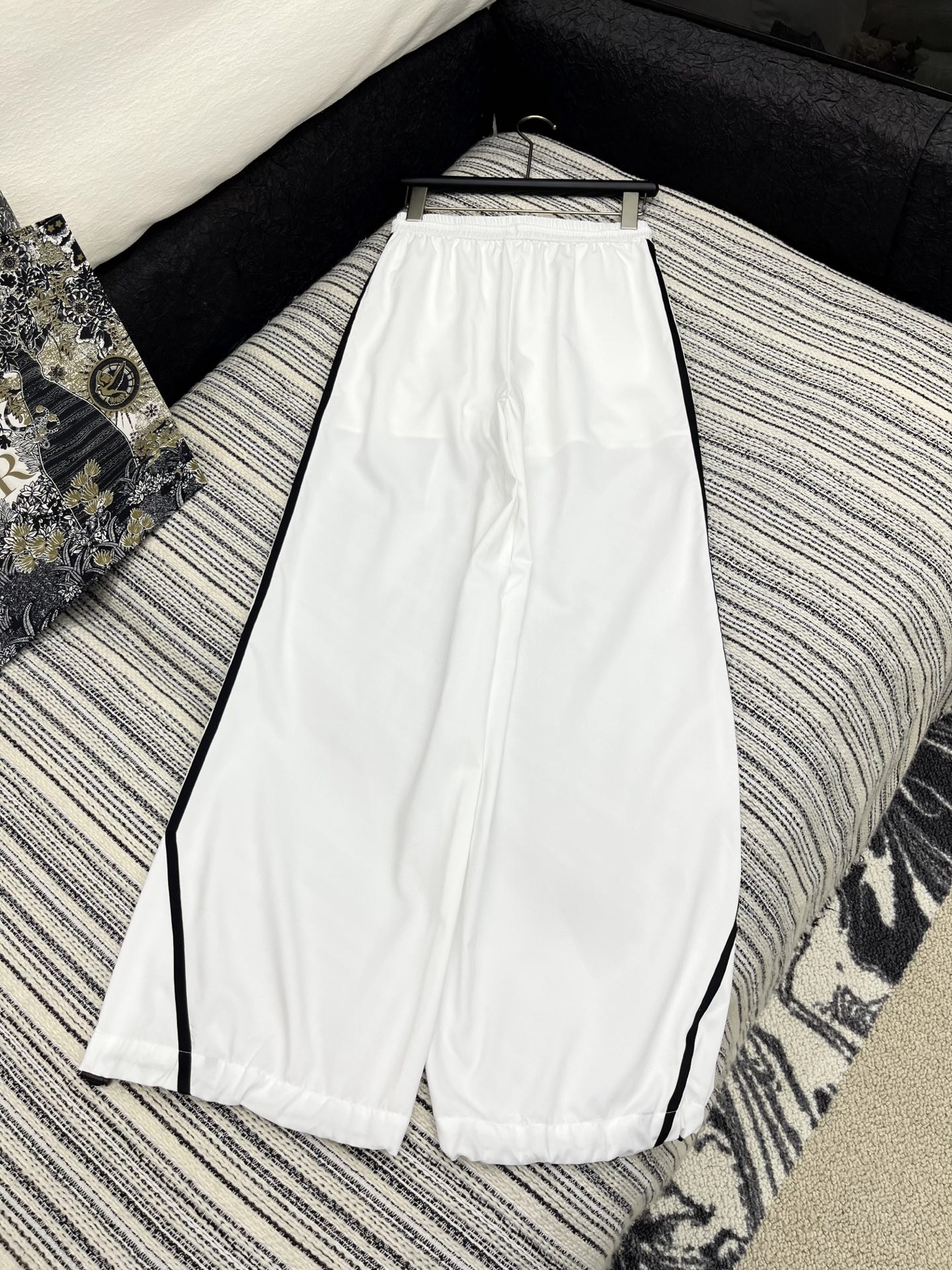 🛒𝐍𝐄𝐖 · 𝟐𝟎𝟐5/爆款现货

解锁夏日高阶穿搭！

Prada撞色松紧腰抽绳休闲长裤，为你打造吸睛