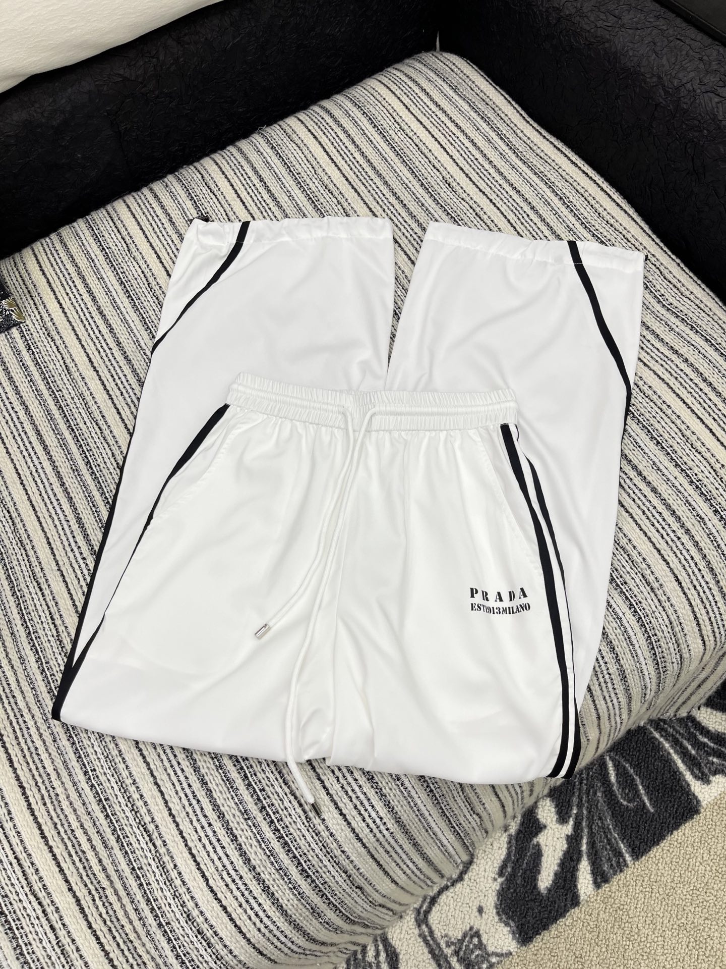🛒𝐍𝐄𝐖 · 𝟐𝟎𝟐5/爆款现货

解锁夏日高阶穿搭！

Prada撞色松紧腰抽绳休闲长裤，为你打造吸睛