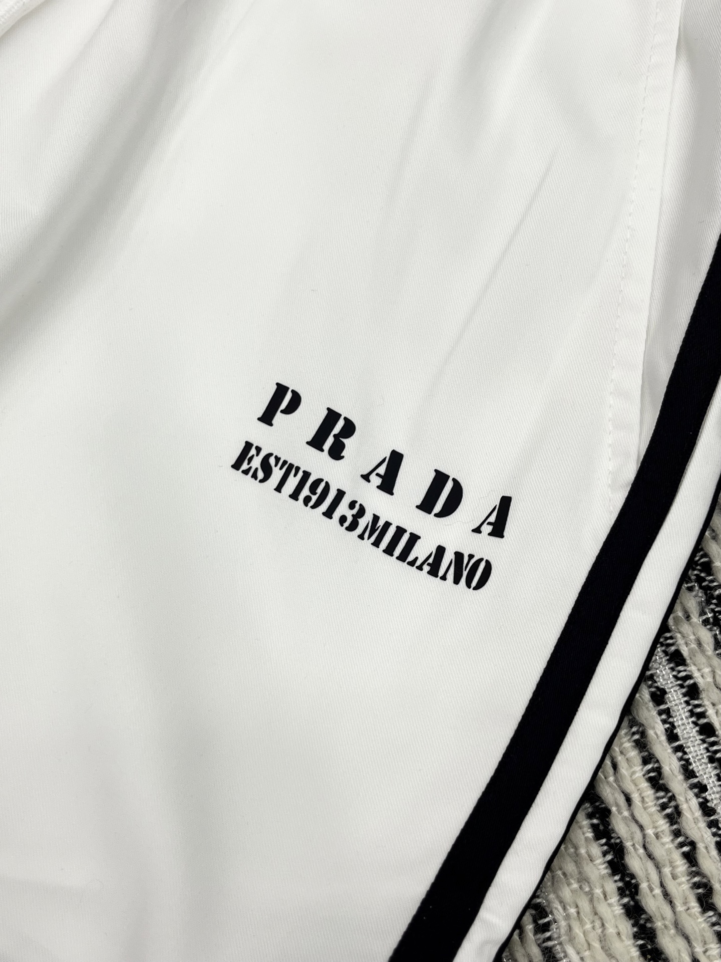 🛒𝐍𝐄𝐖 · 𝟐𝟎𝟐5/爆款现货

解锁夏日高阶穿搭！

Prada撞色松紧腰抽绳休闲长裤，为你打造吸睛