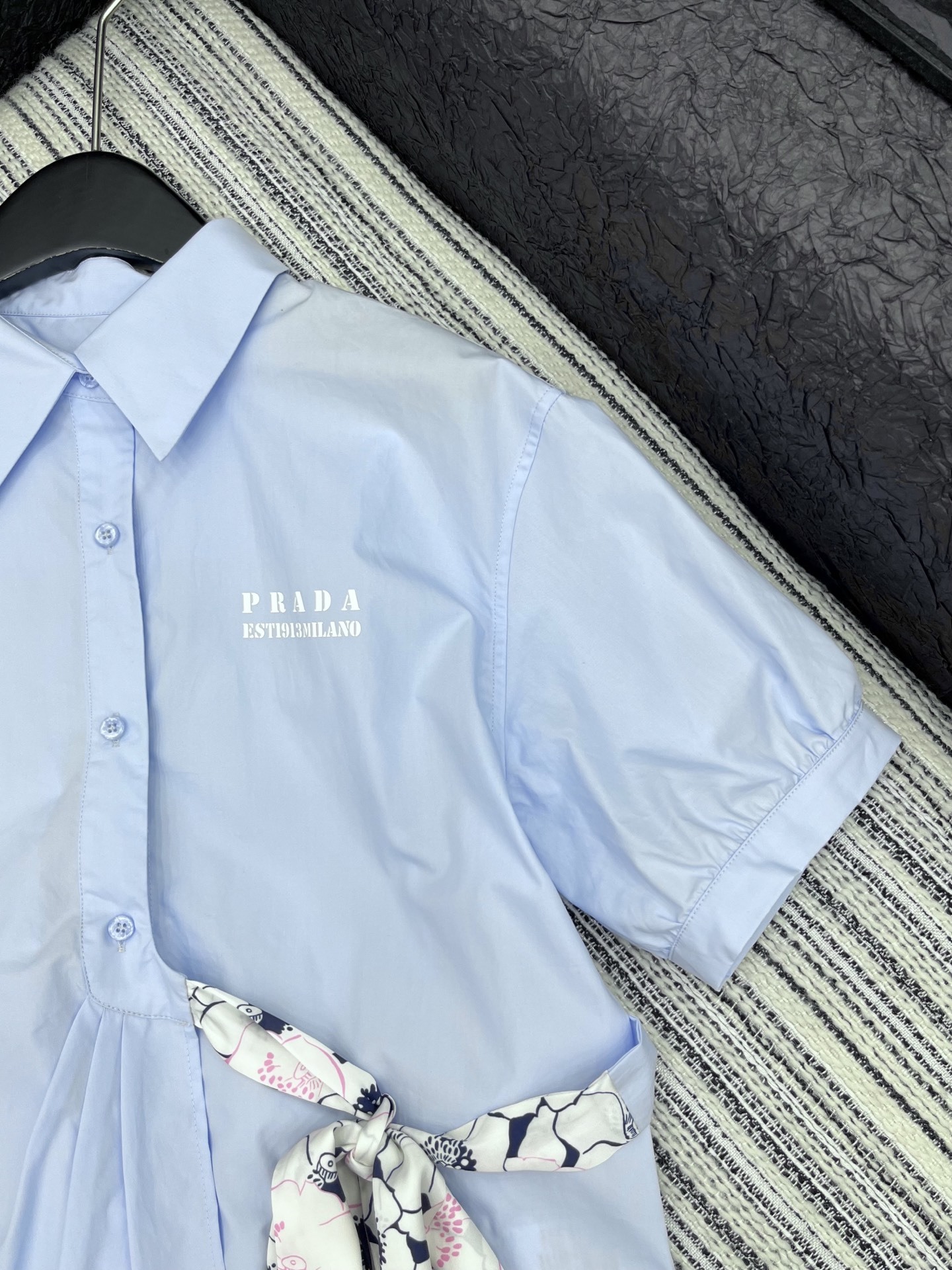 🛒𝐍𝐄𝐖 · 𝟐𝟎𝟐5/爆款现货
坠入复古甜梦,邂逅法式浪漫✨
Prad*宫廷风短袖衬衫以清爽的色系