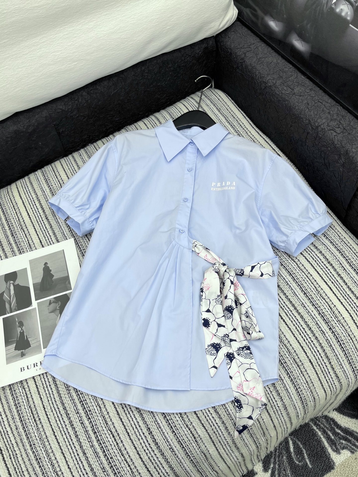 🛒𝐍𝐄𝐖 · 𝟐𝟎𝟐5/爆款现货
坠入复古甜梦,邂逅法式浪漫✨
Prad*宫廷风短袖衬衫以清爽的色系