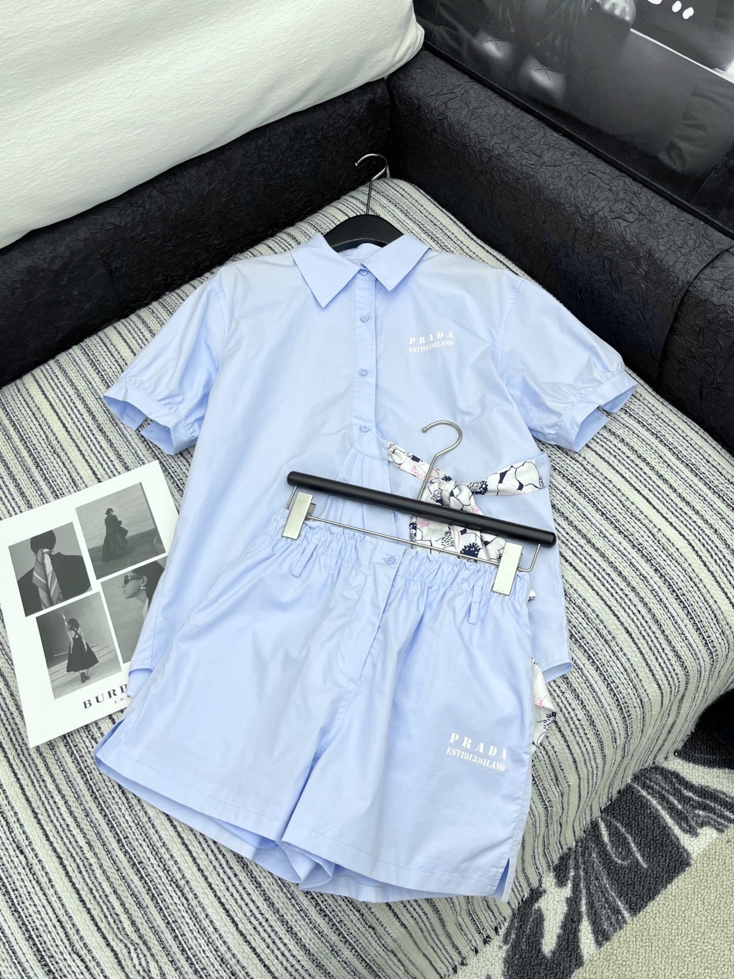 🛒𝐍𝐄𝐖 · 𝟐𝟎𝟐5/爆款现货
坠入复古甜梦,邂逅法式浪漫✨
Prad*宫廷风短袖衬衫以清爽的色系