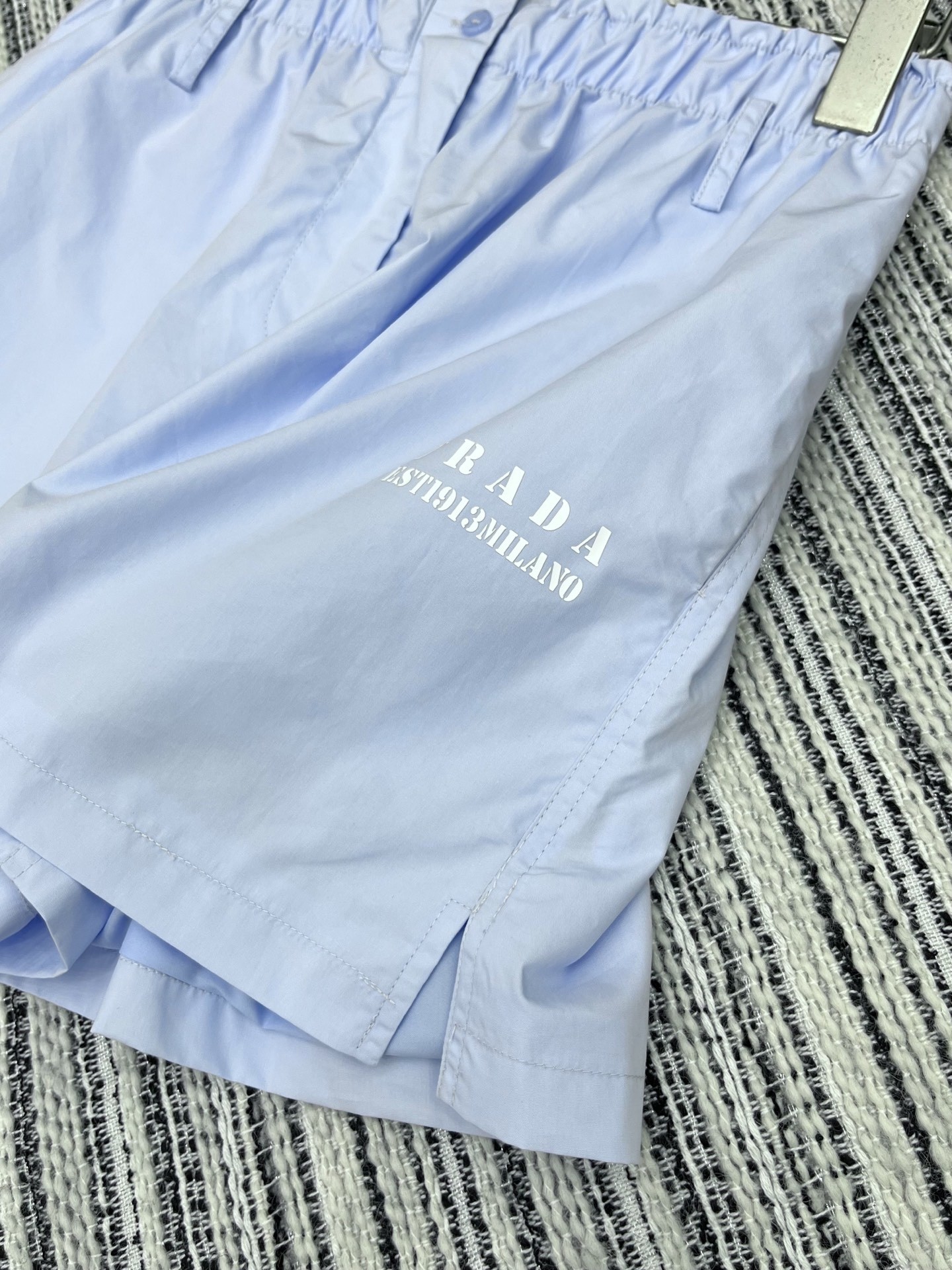 🛒𝐍𝐄𝐖 · 𝟐𝟎𝟐5/爆款现货
坠入复古甜梦,邂逅法式浪漫✨
Prad*宫廷风短袖衬衫以清爽的色系