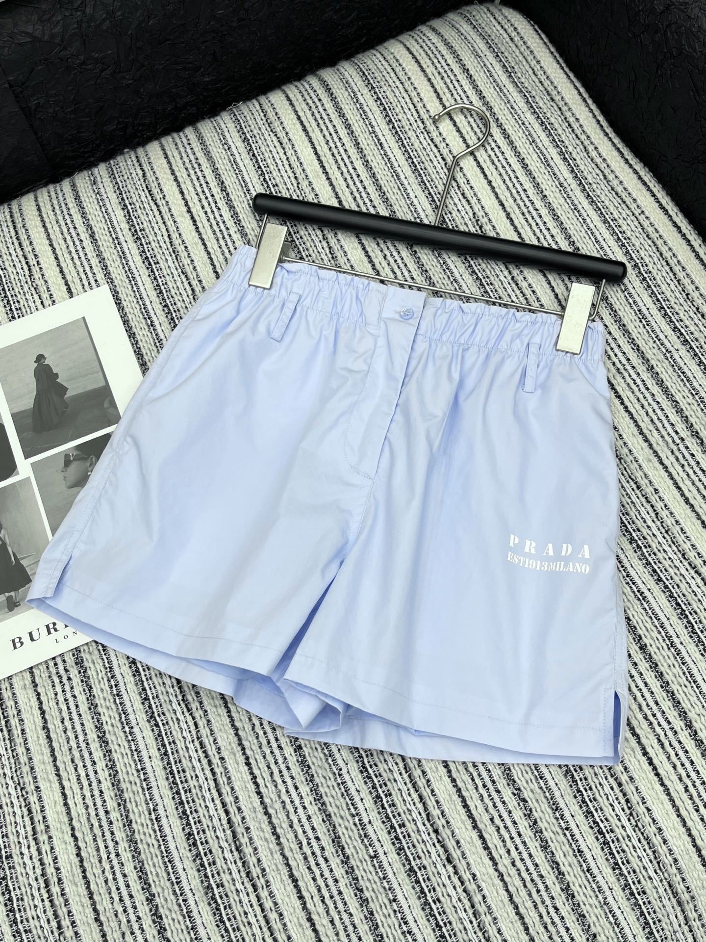 🛒𝐍𝐄𝐖 · 𝟐𝟎𝟐5/爆款现货
坠入复古甜梦,邂逅法式浪漫✨
Prad*宫廷风短袖衬衫以清爽的色系