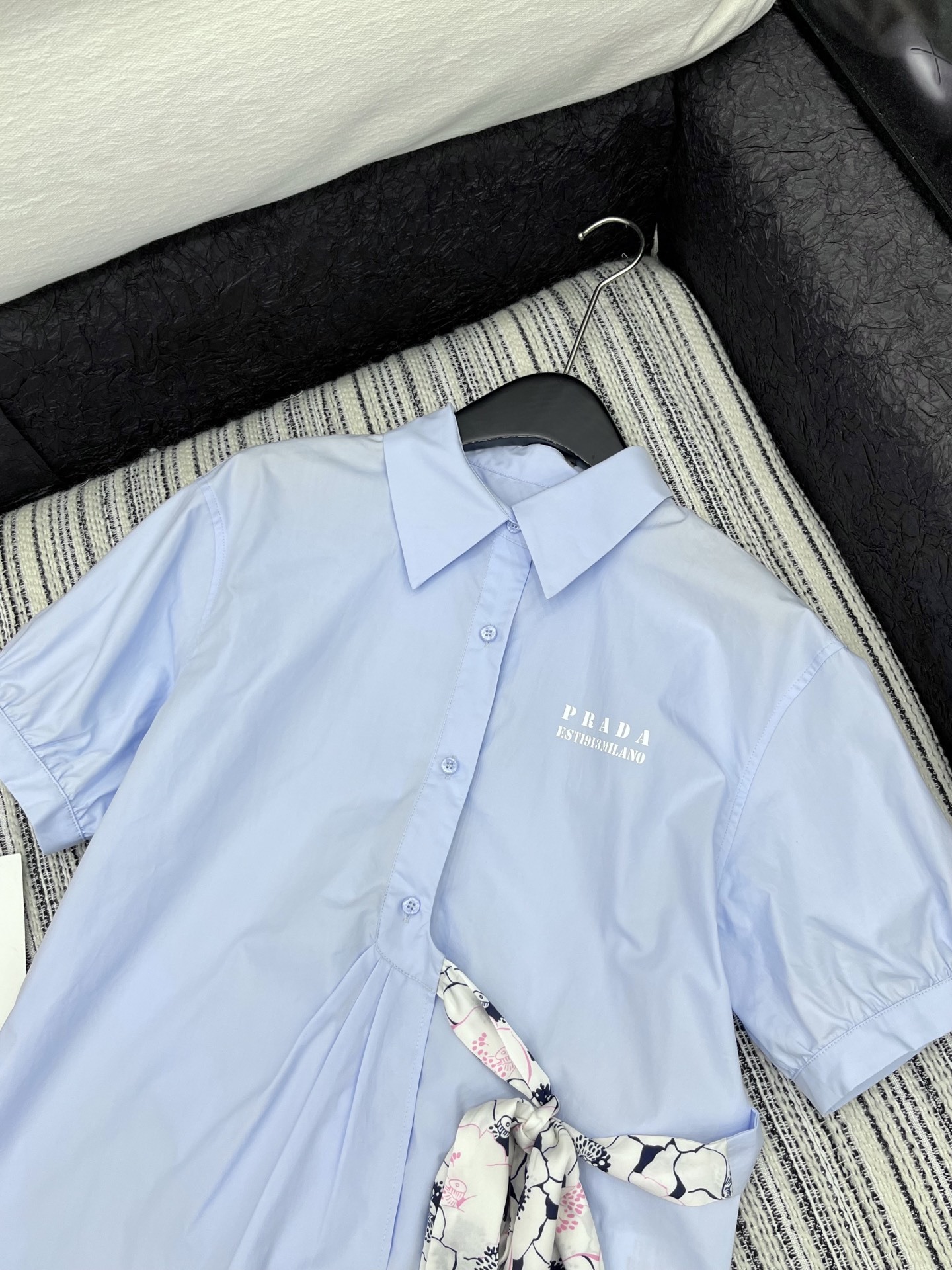 🛒𝐍𝐄𝐖 · 𝟐𝟎𝟐5/爆款现货
坠入复古甜梦,邂逅法式浪漫✨
Prad*宫廷风短袖衬衫以清爽的色系