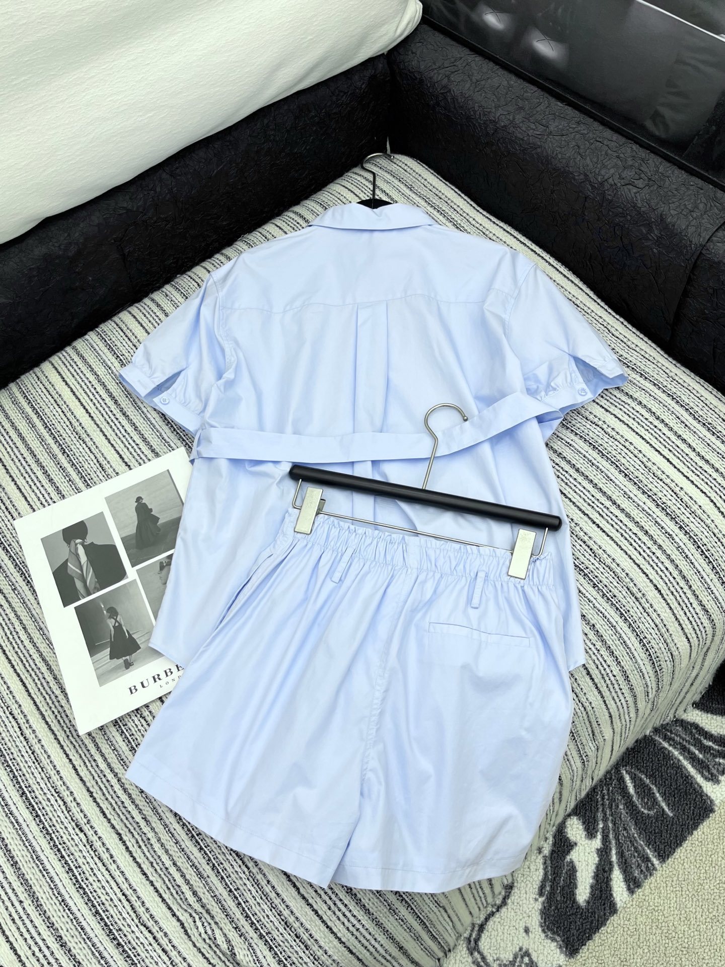 🛒𝐍𝐄𝐖 · 𝟐𝟎𝟐5/爆款现货
坠入复古甜梦,邂逅法式浪漫✨
Prad*宫廷风短袖衬衫以清爽的色系