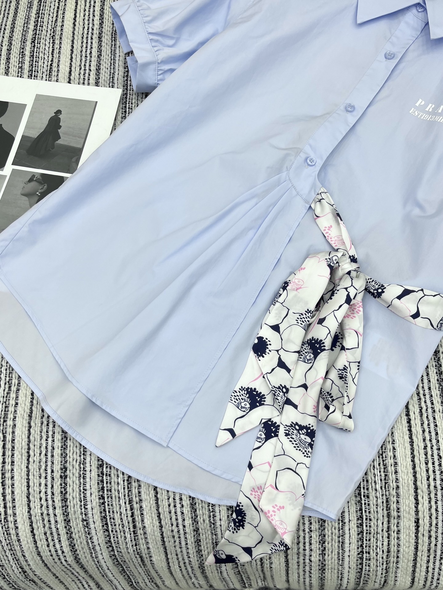 🛒𝐍𝐄𝐖 · 𝟐𝟎𝟐5/爆款现货
坠入复古甜梦,邂逅法式浪漫✨
Prad*宫廷风短袖衬衫以清爽的色系