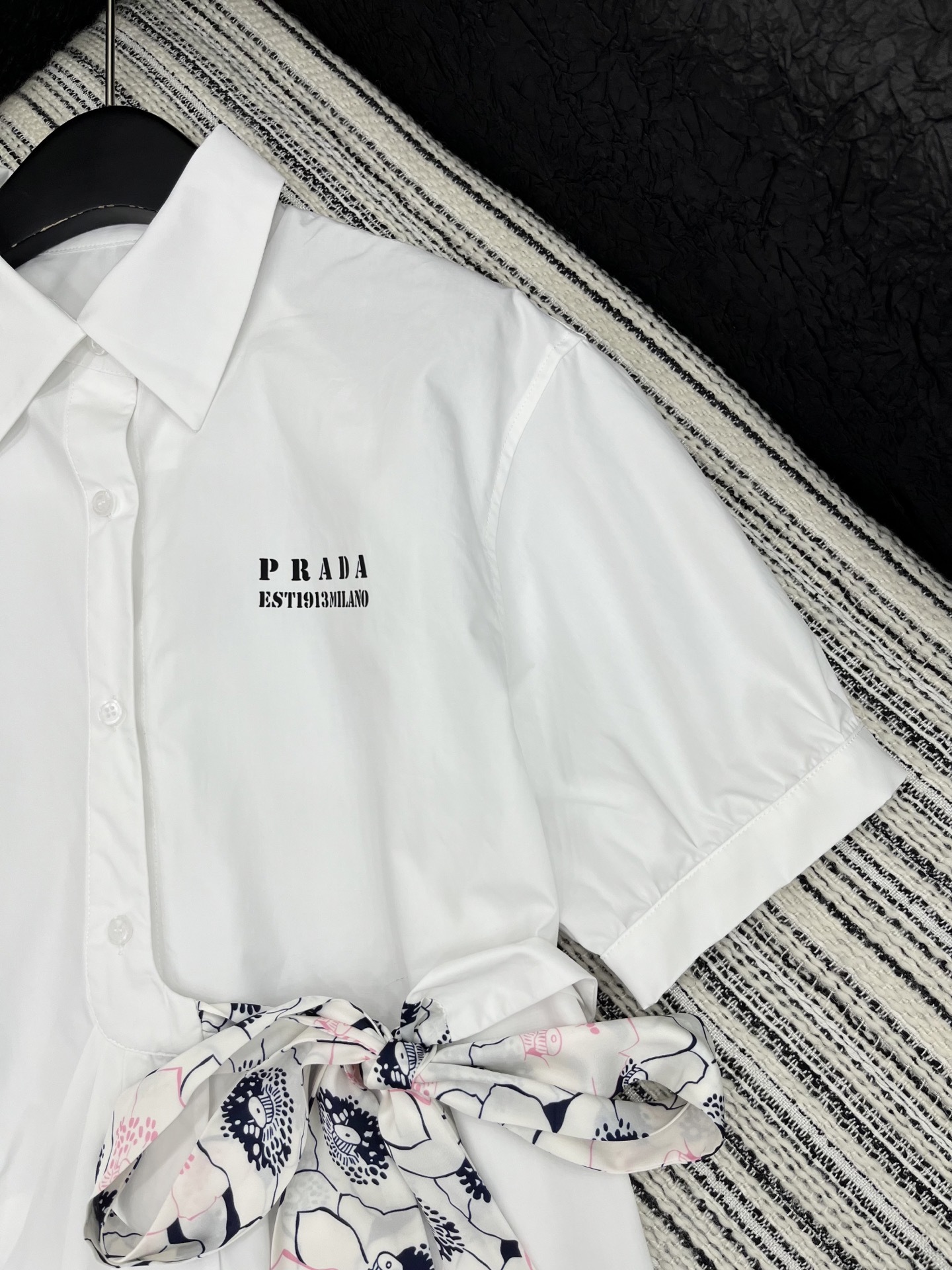 🛒𝐍𝐄𝐖 · 𝟐𝟎𝟐5/爆款现货
坠入复古甜梦,邂逅法式浪漫✨
Prad*宫廷风短袖衬衫以清爽的色系