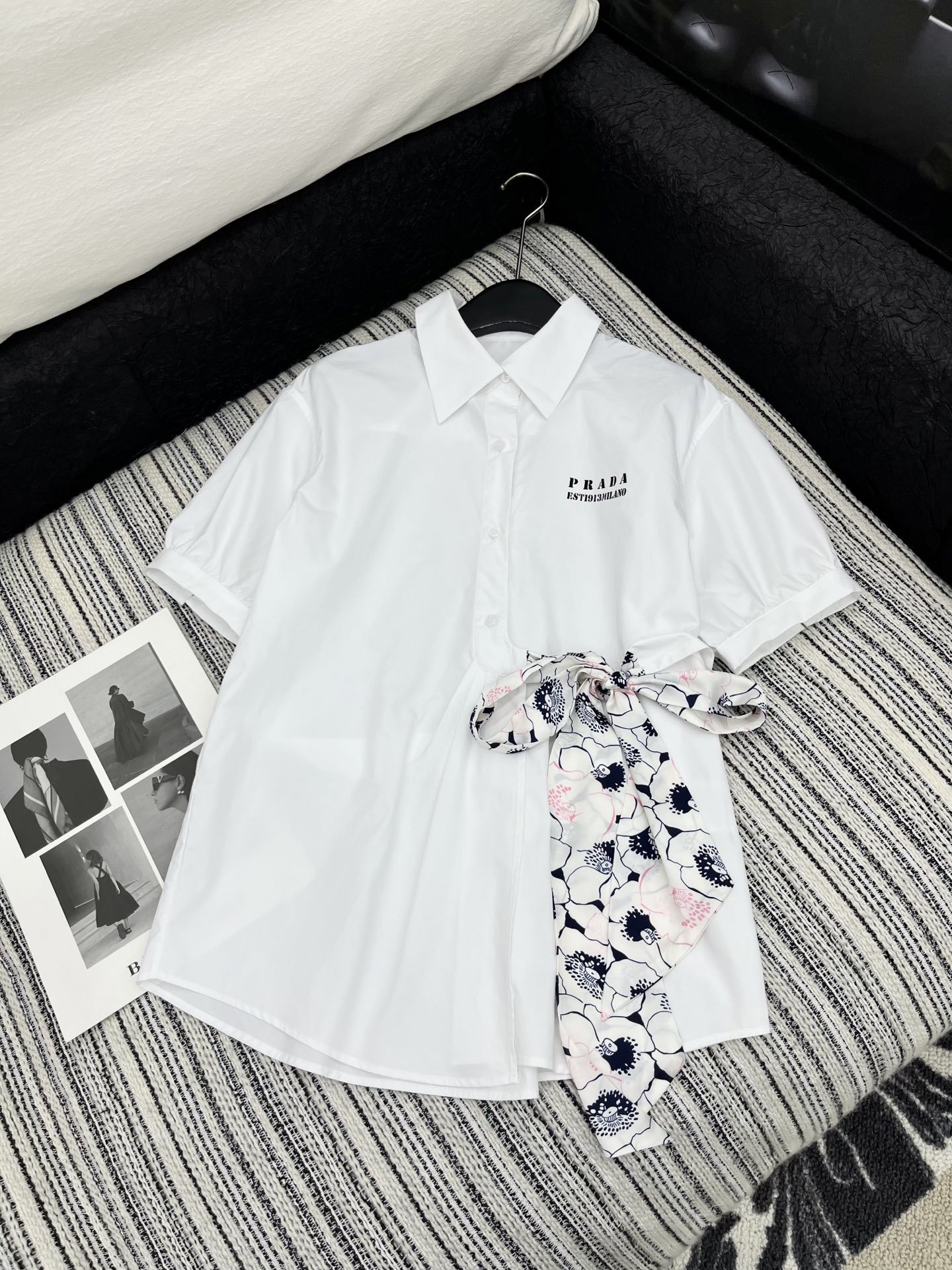 🛒𝐍𝐄𝐖 · 𝟐𝟎𝟐5/爆款现货
坠入复古甜梦,邂逅法式浪漫✨
Prad*宫廷风短袖衬衫以清爽的色系
