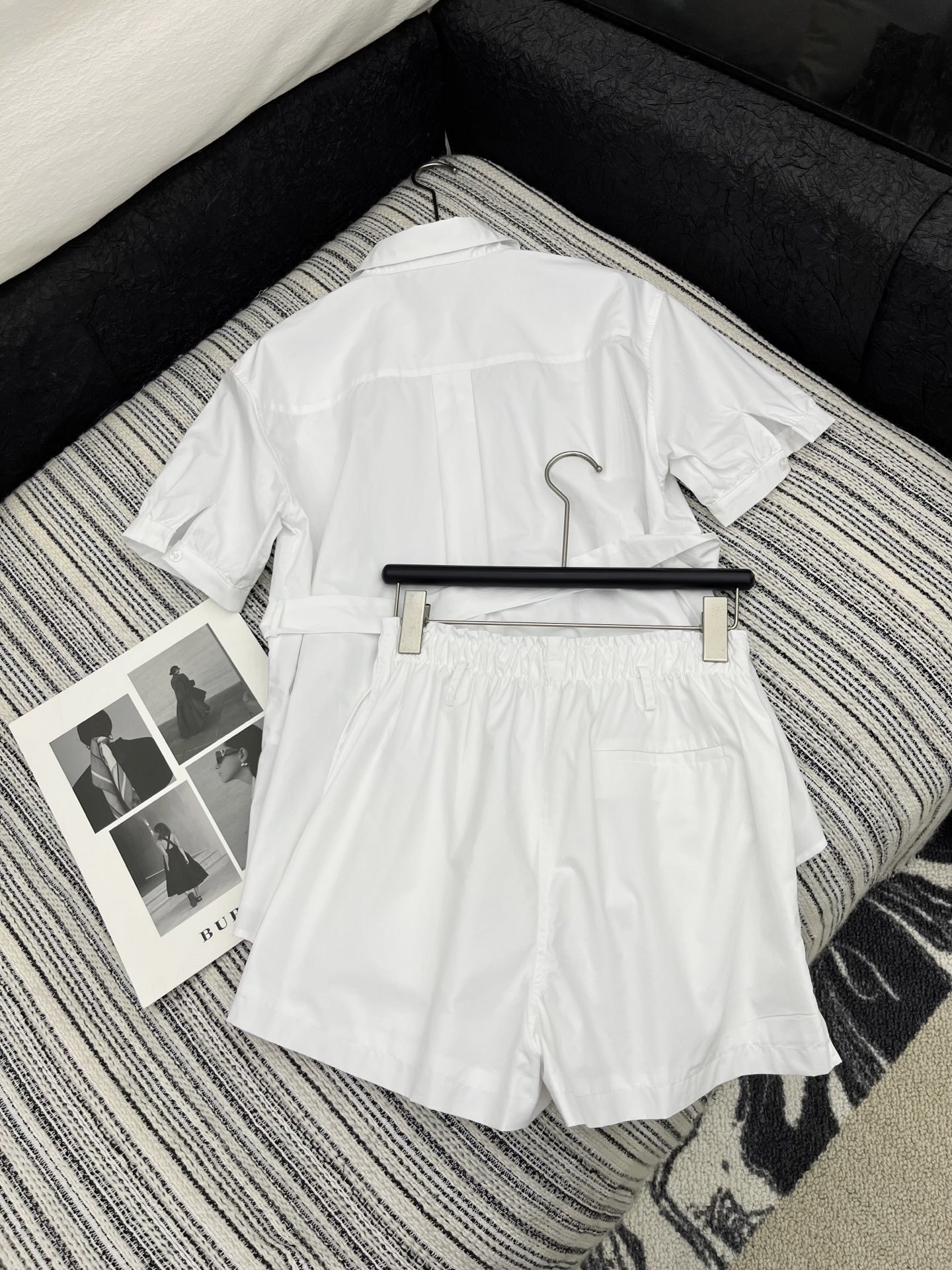 🛒𝐍𝐄𝐖 · 𝟐𝟎𝟐5/爆款现货
坠入复古甜梦,邂逅法式浪漫✨
Prad*宫廷风短袖衬衫以清爽的色系