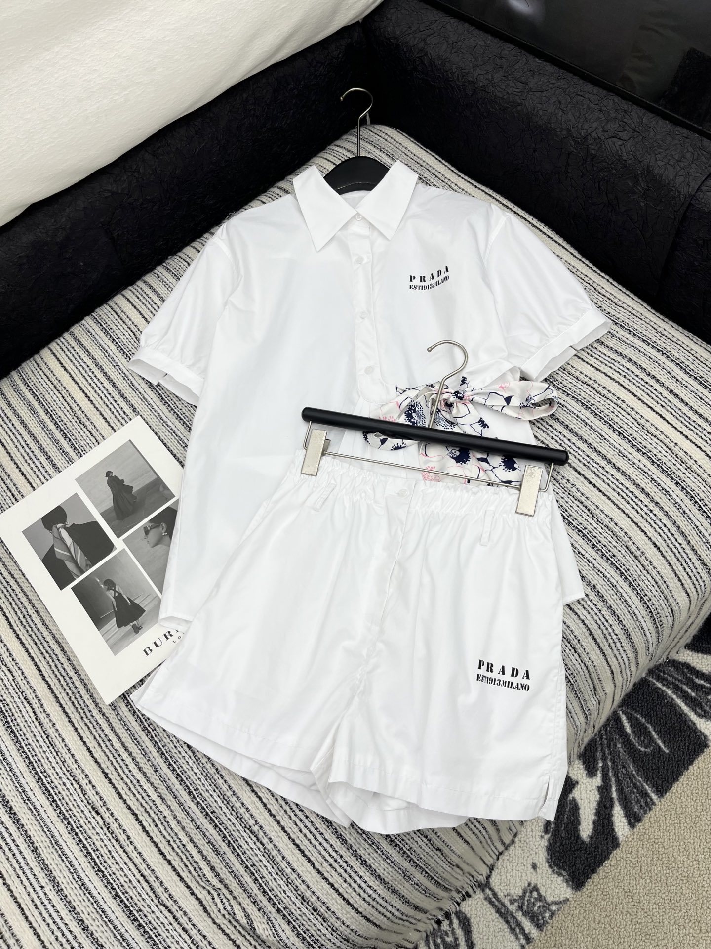 🛒𝐍𝐄𝐖 · 𝟐𝟎𝟐5/爆款现货
坠入复古甜梦,邂逅法式浪漫✨
Prad*宫廷风短袖衬衫以清爽的色系