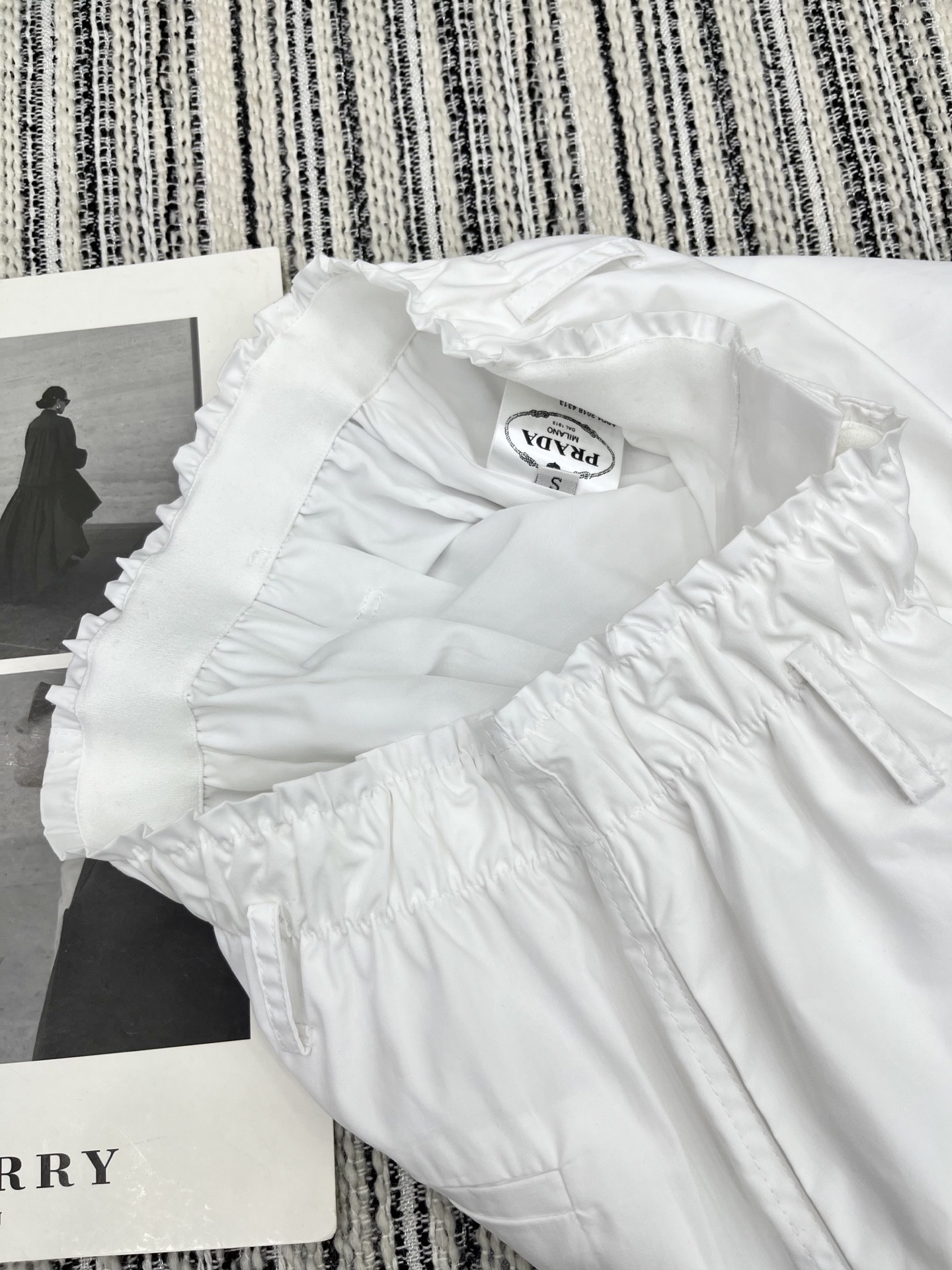 🛒𝐍𝐄𝐖 · 𝟐𝟎𝟐5/爆款现货
坠入复古甜梦,邂逅法式浪漫✨
Prad*宫廷风短袖衬衫以清爽的色系