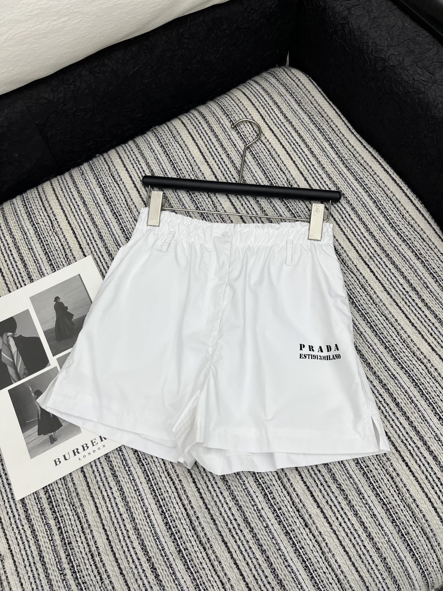🛒𝐍𝐄𝐖 · 𝟐𝟎𝟐5/爆款现货
坠入复古甜梦,邂逅法式浪漫✨
Prad*宫廷风短袖衬衫以清爽的色系