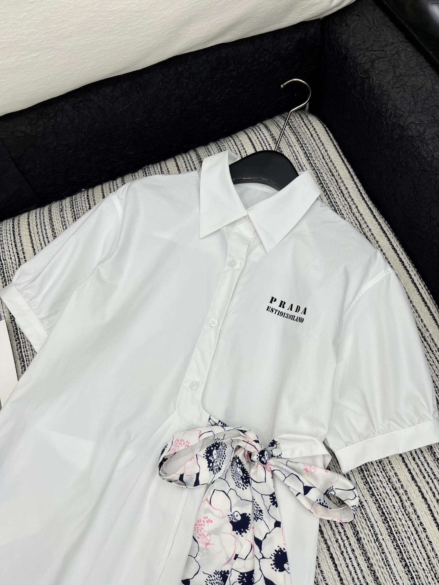 🛒𝐍𝐄𝐖 · 𝟐𝟎𝟐5/爆款现货
坠入复古甜梦,邂逅法式浪漫✨
Prad*宫廷风短袖衬衫以清爽的色系