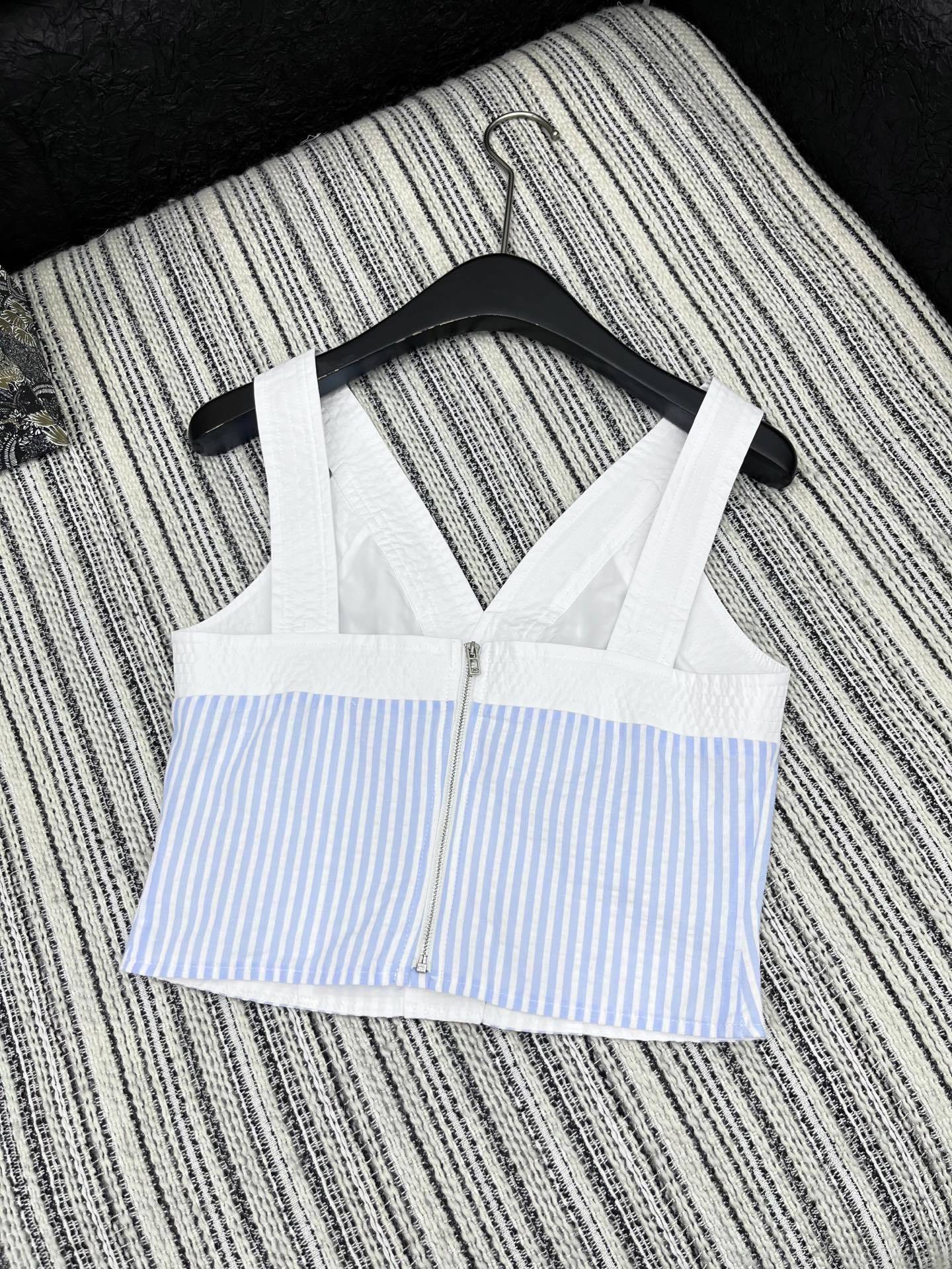 🛒𝐍𝐄𝐖 · 𝟐𝟎𝟐5/爆款现货
演绎经典与摩登的碰撞,诠释Chane*千金风范
Chane*撞色V