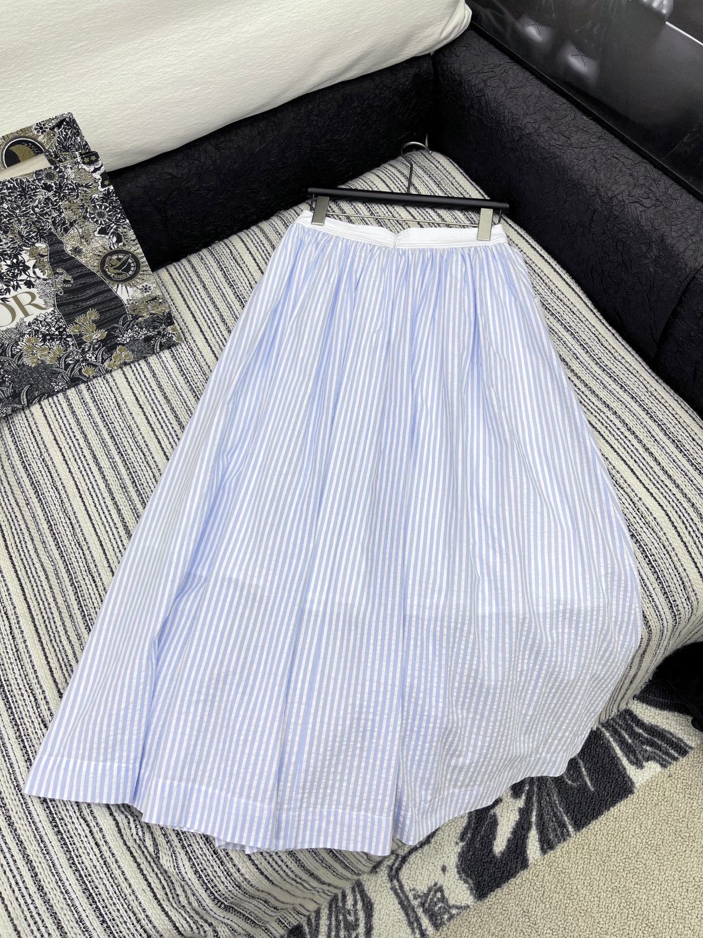 🛒𝐍𝐄𝐖 · 𝟐𝟎𝟐5/爆款现货
演绎经典与摩登的碰撞,诠释Chane*千金风范
Chane*撞色V