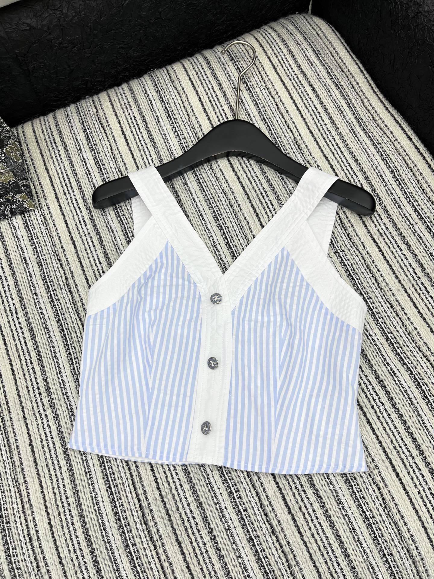 🛒𝐍𝐄𝐖 · 𝟐𝟎𝟐5/爆款现货
演绎经典与摩登的碰撞,诠释Chane*千金风范
Chane*撞色V