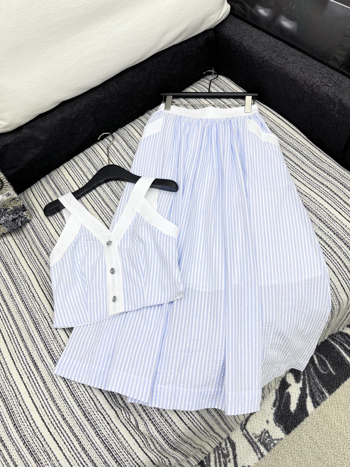 🛒𝐍𝐄𝐖 · 𝟐𝟎𝟐5/爆款现货
演绎经典与摩登的碰撞,诠释Chane*千金风范
Chane*撞色V