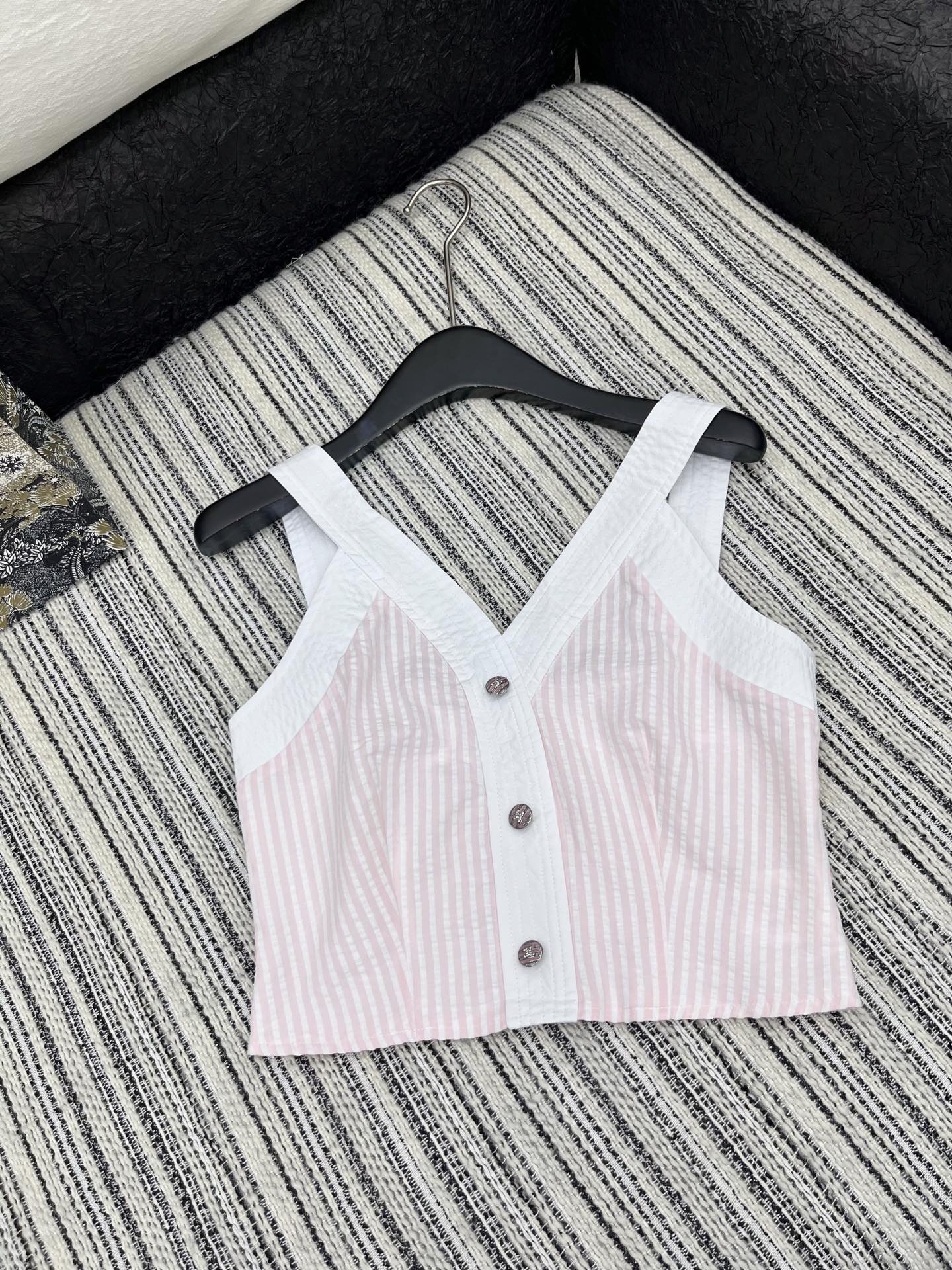 🛒𝐍𝐄𝐖 · 𝟐𝟎𝟐5/爆款现货

演绎经典与摩登的碰撞，诠释Chane*千金风范

Chane*撞色V