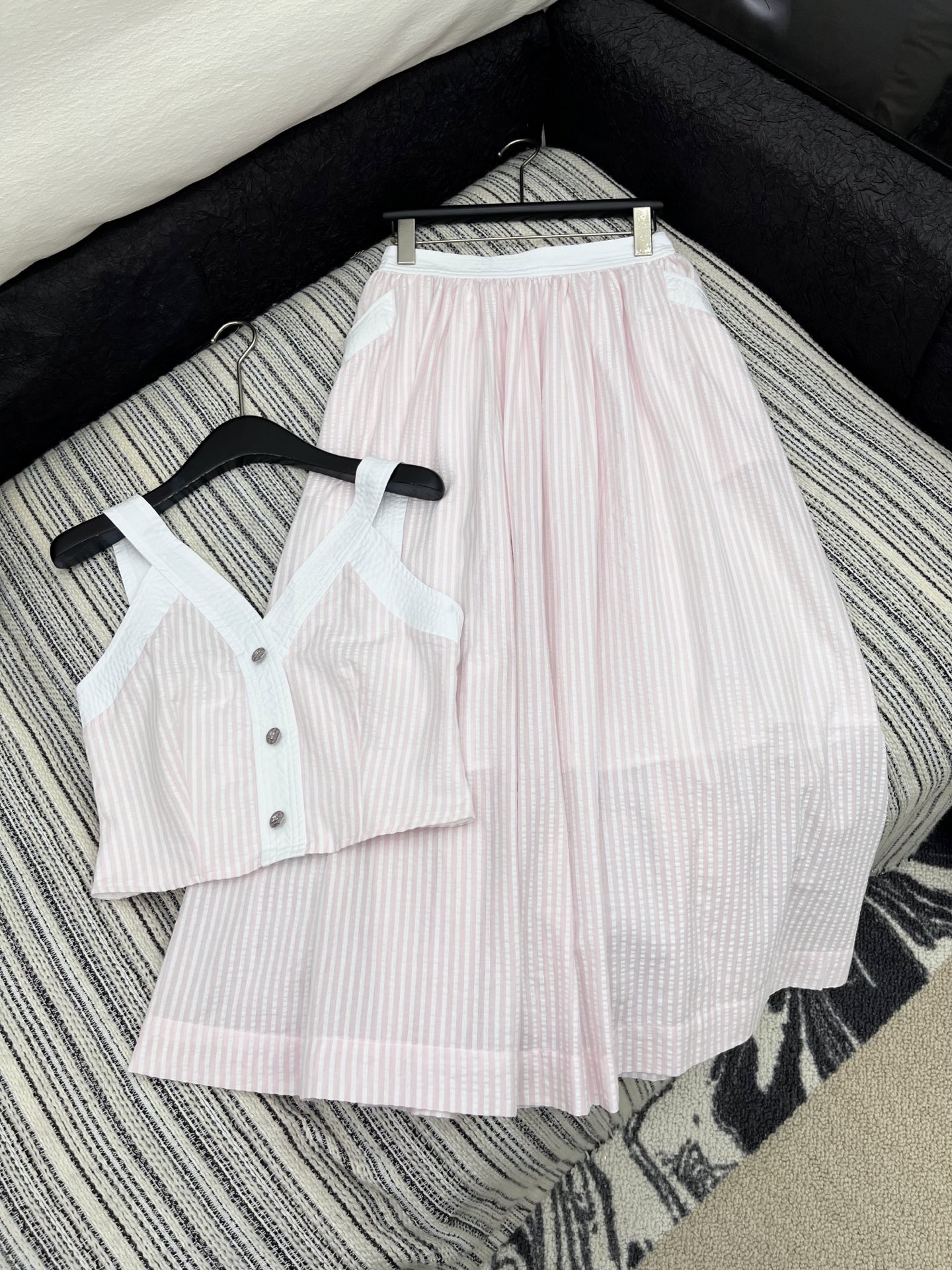 🛒𝐍𝐄𝐖 · 𝟐𝟎𝟐5/爆款现货

演绎经典与摩登的碰撞，诠释Chane*千金风范

Chane*撞色V