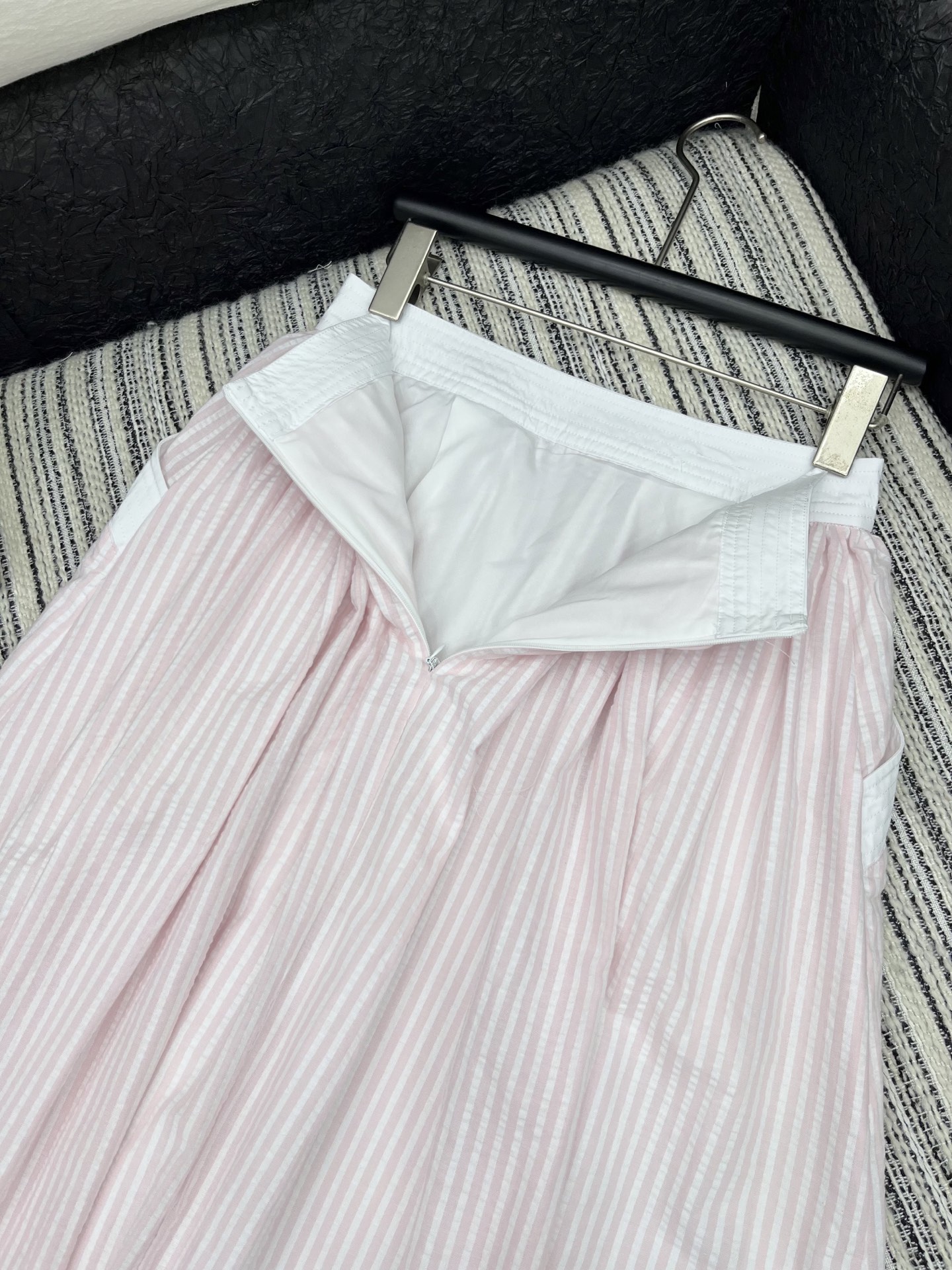 🛒𝐍𝐄𝐖 · 𝟐𝟎𝟐5/爆款现货

演绎经典与摩登的碰撞，诠释Chane*千金风范

Chane*撞色V