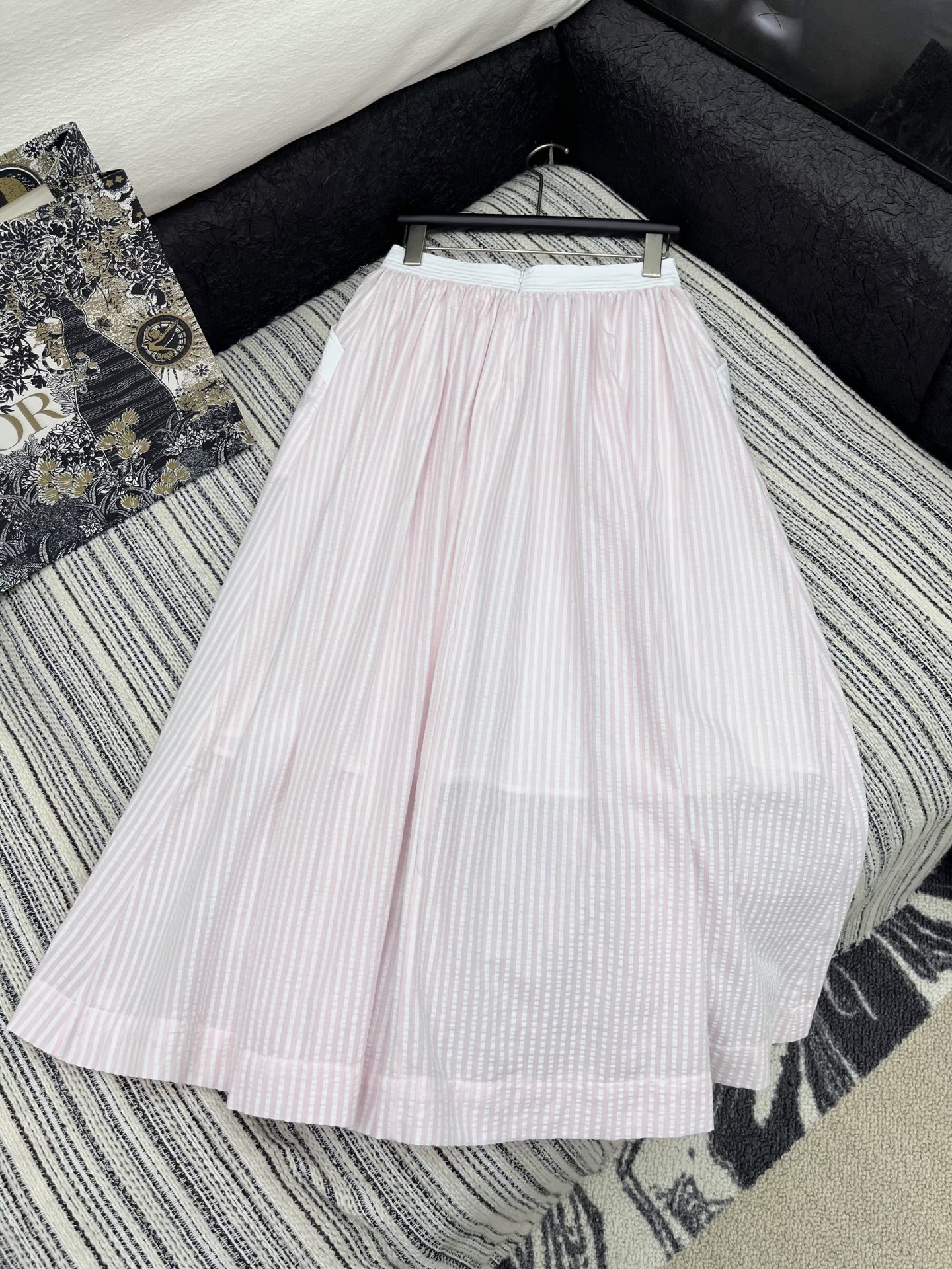 🛒𝐍𝐄𝐖 · 𝟐𝟎𝟐5/爆款现货

演绎经典与摩登的碰撞，诠释Chane*千金风范

Chane*撞色V