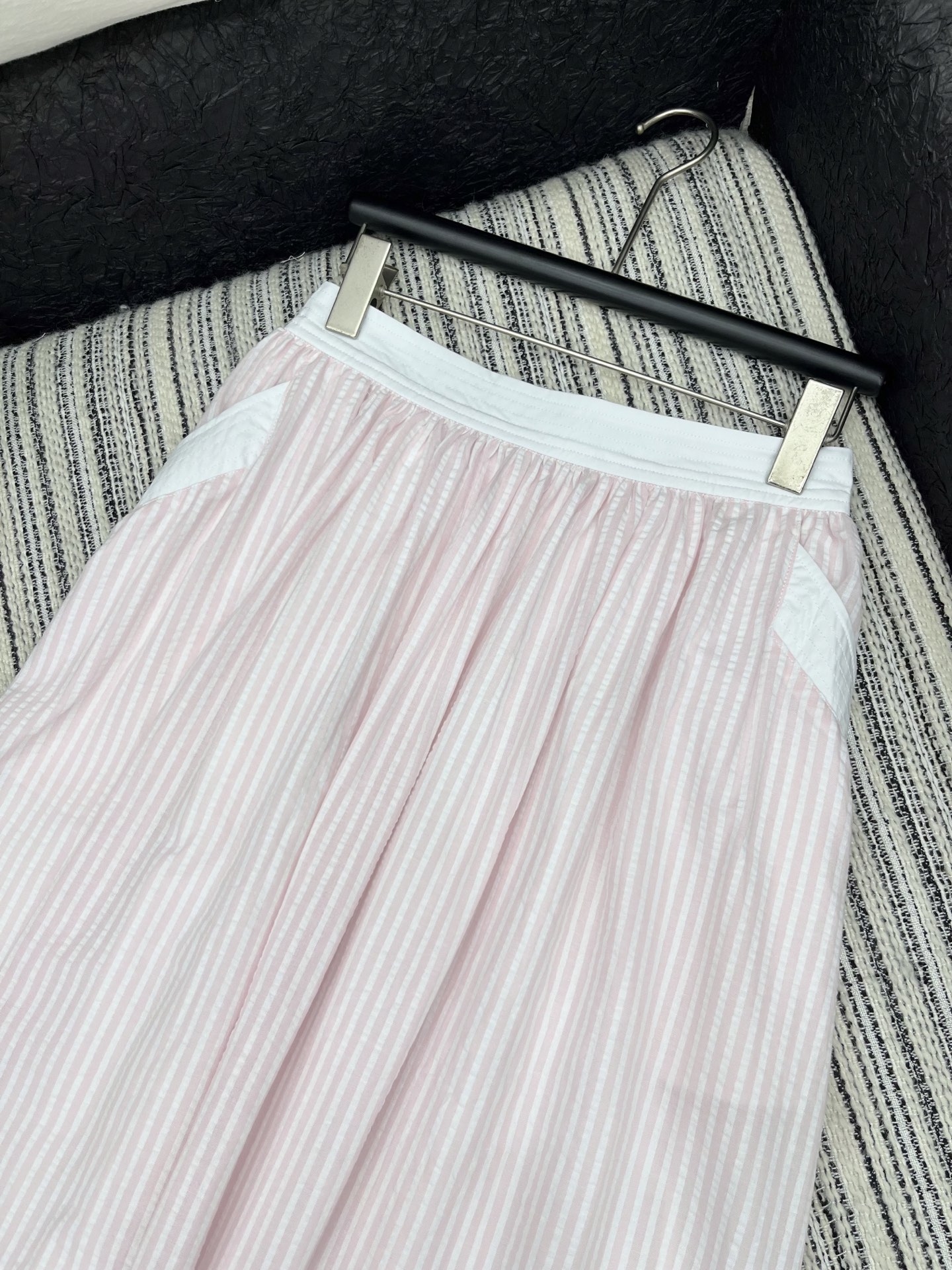 🛒𝐍𝐄𝐖 · 𝟐𝟎𝟐5/爆款现货

演绎经典与摩登的碰撞，诠释Chane*千金风范

Chane*撞色V