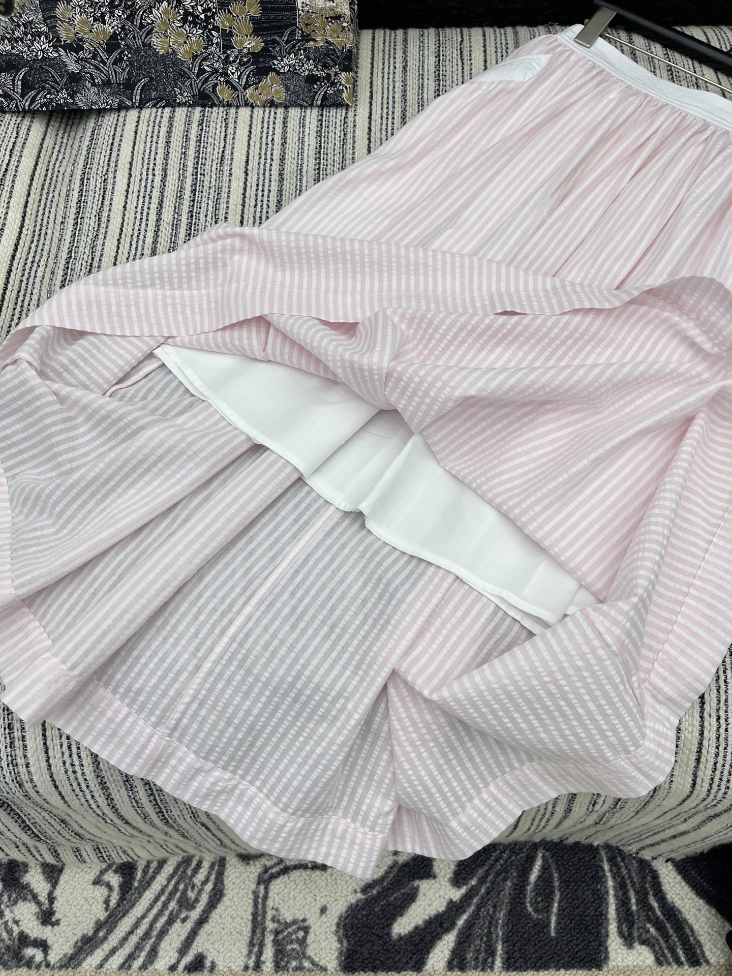 🛒𝐍𝐄𝐖 · 𝟐𝟎𝟐5/爆款现货

演绎经典与摩登的碰撞，诠释Chane*千金风范

Chane*撞色V