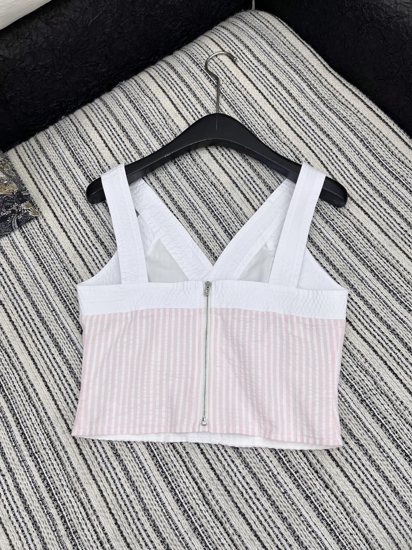 🛒𝐍𝐄𝐖 · 𝟐𝟎𝟐5/爆款现货

演绎经典与摩登的碰撞，诠释Chane*千金风范

Chane*撞色V