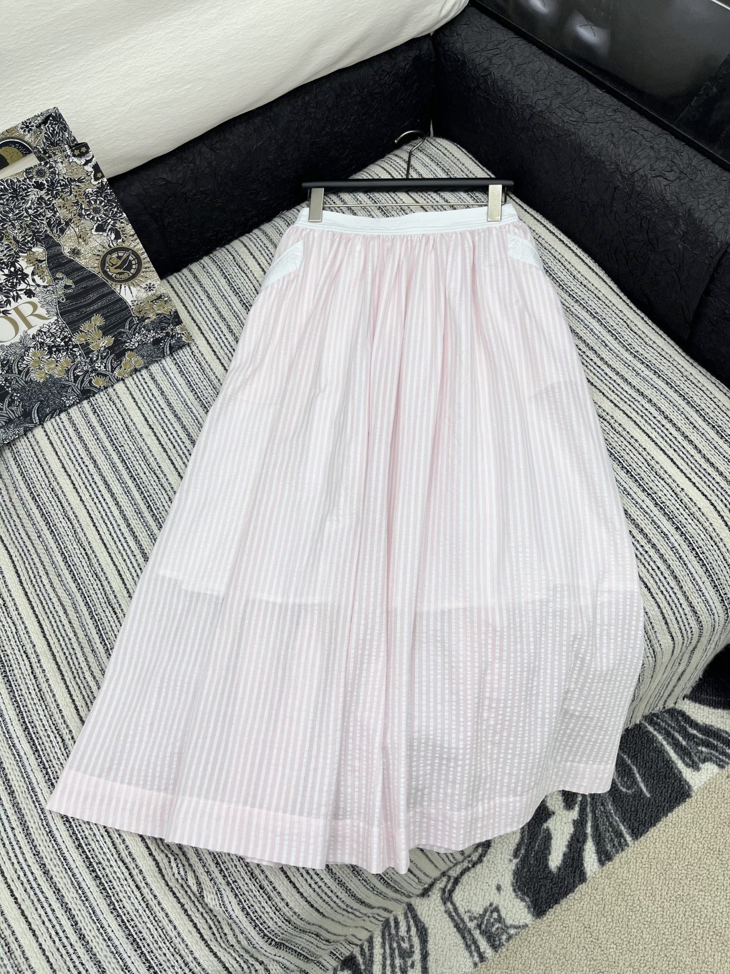 🛒𝐍𝐄𝐖 · 𝟐𝟎𝟐5/爆款现货

演绎经典与摩登的碰撞，诠释Chane*千金风范

Chane*撞色V
