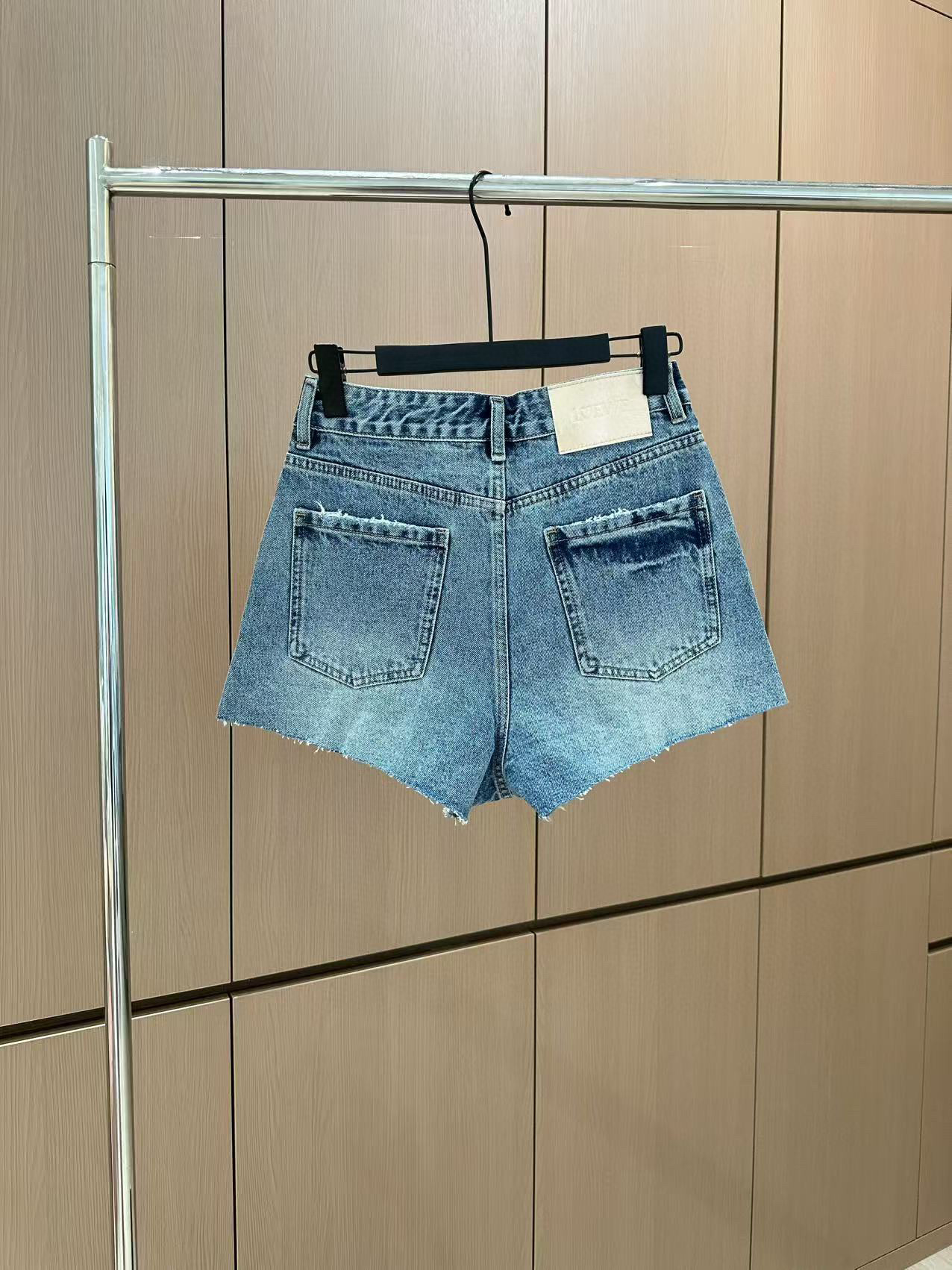 🛒𝐍𝐄𝐖 · 𝟐𝟎𝟐5/爆款现货

原单品质  设计师*｜经典破洞牛仔短裤
夏天必须得安排一条短裤，休闲
