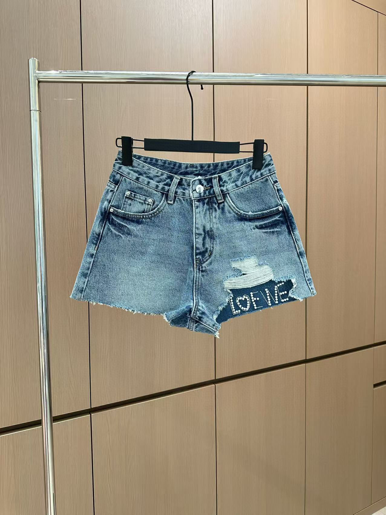 🛒𝐍𝐄𝐖 · 𝟐𝟎𝟐5/爆款现货

原单品质  设计师*｜经典破洞牛仔短裤
夏天必须得安排一条短裤，休闲