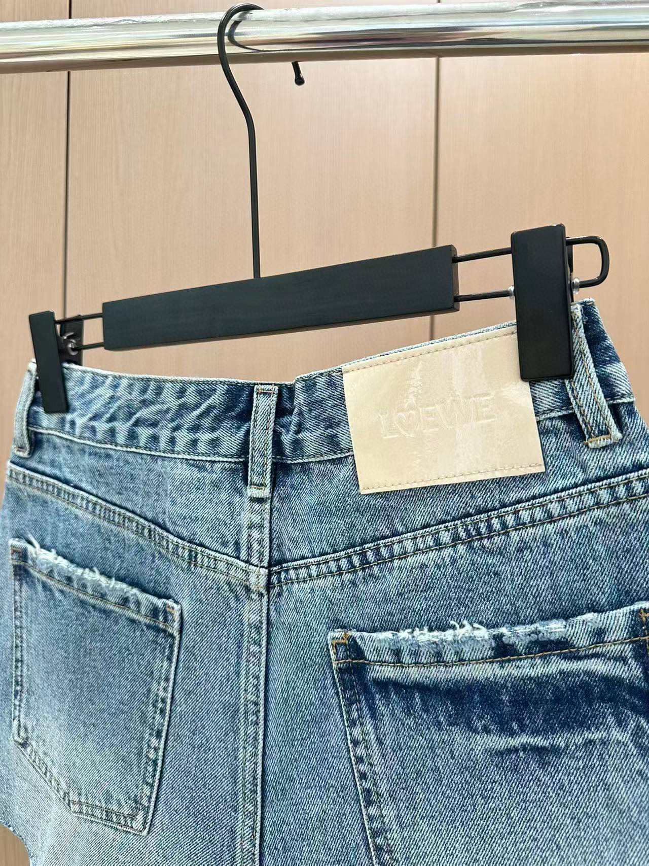 🛒𝐍𝐄𝐖 · 𝟐𝟎𝟐5/爆款现货

原单品质  设计师*｜经典破洞牛仔短裤
夏天必须得安排一条短裤，休闲
