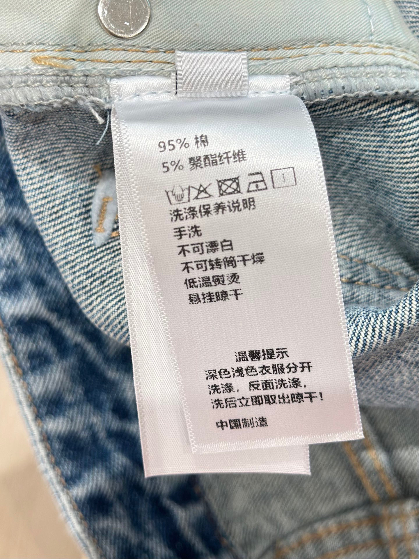 🛒𝐍𝐄𝐖 · 𝟐𝟎𝟐5/爆款现货

原单品质  设计师*｜经典破洞牛仔短裤
夏天必须得安排一条短裤，休闲
