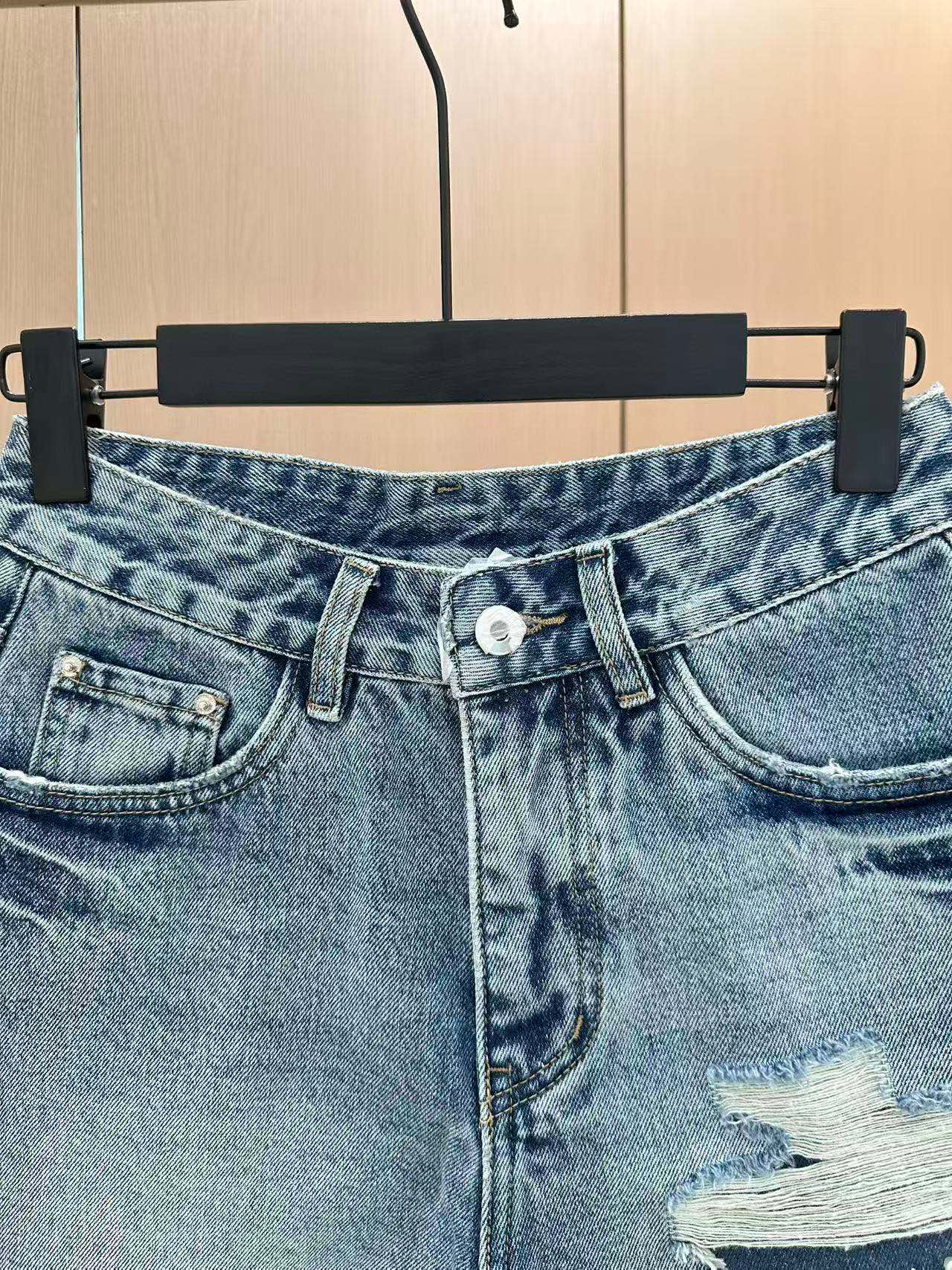 🛒𝐍𝐄𝐖 · 𝟐𝟎𝟐5/爆款现货

原单品质  设计师*｜经典破洞牛仔短裤
夏天必须得安排一条短裤，休闲