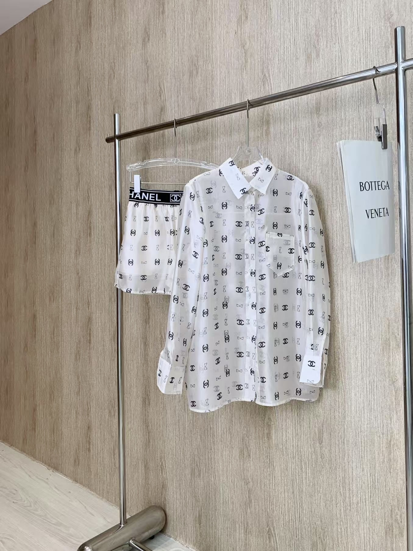 🛒𝐍𝐄𝐖 · 𝟐𝟎𝟐5/爆款现货

原单品质  Chane*｜ 25春夏新品衬衫防晒套装！
高端定制外套