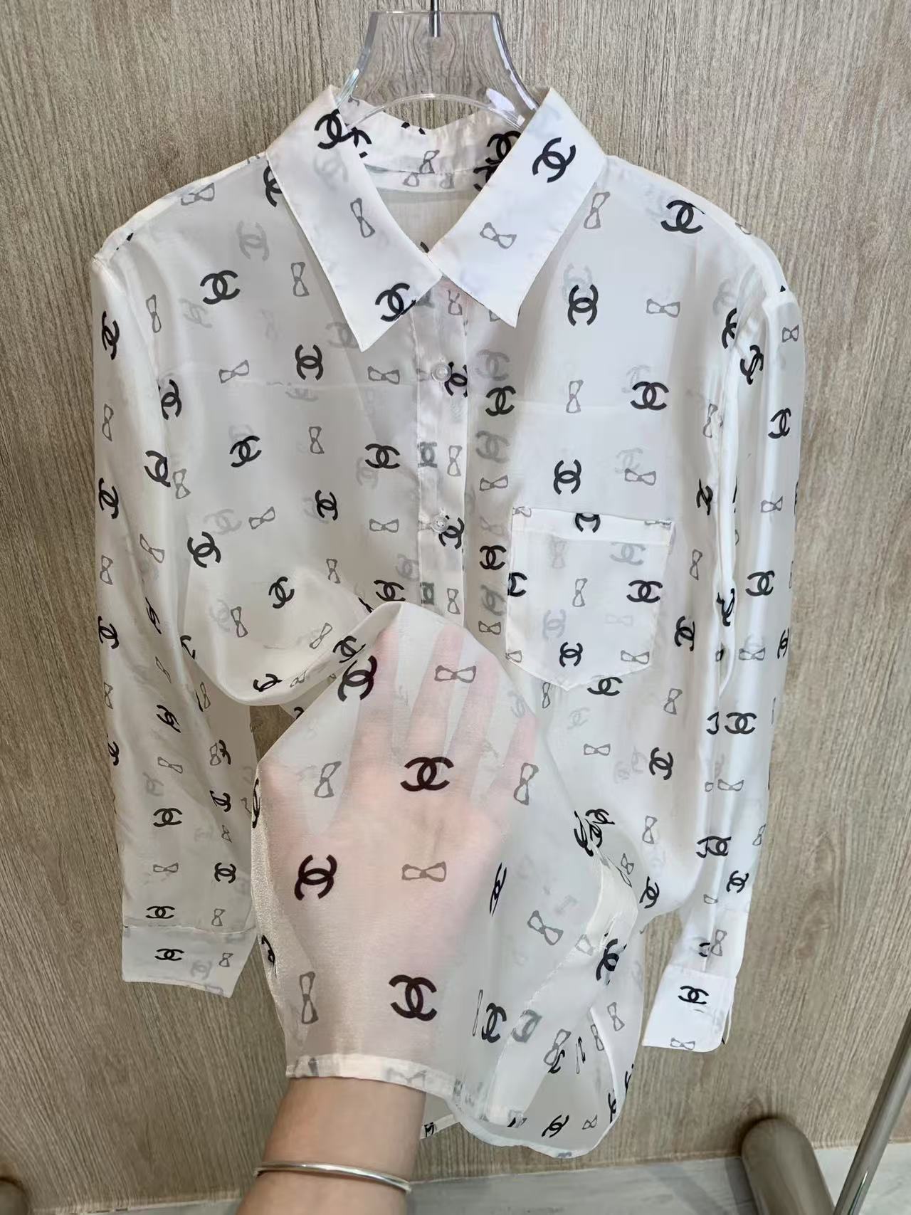 🛒𝐍𝐄𝐖 · 𝟐𝟎𝟐5/爆款现货

原单品质  Chane*｜ 25春夏新品衬衫防晒套装！
高端定制外套