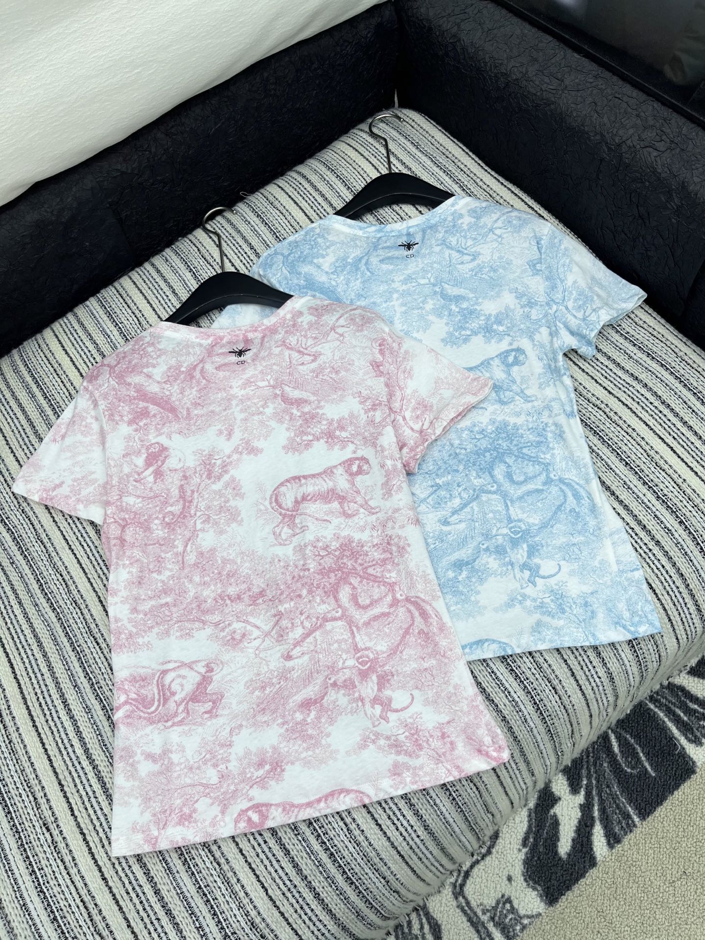 🛒𝐍𝐄𝐖 · 𝟐𝟎𝟐5/爆款现货

原单品质  Dio*｜2025新品圆领动物印花洗水𝑇𝑒𝑒
定制YB全