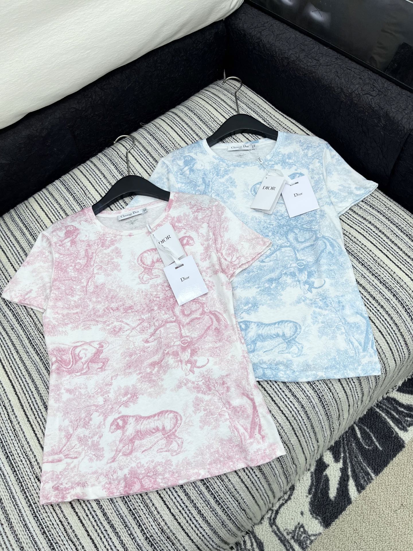 🛒𝐍𝐄𝐖 · 𝟐𝟎𝟐5/爆款现货

原单品质  Dio*｜2025新品圆领动物印花洗水𝑇𝑒𝑒
定制YB全