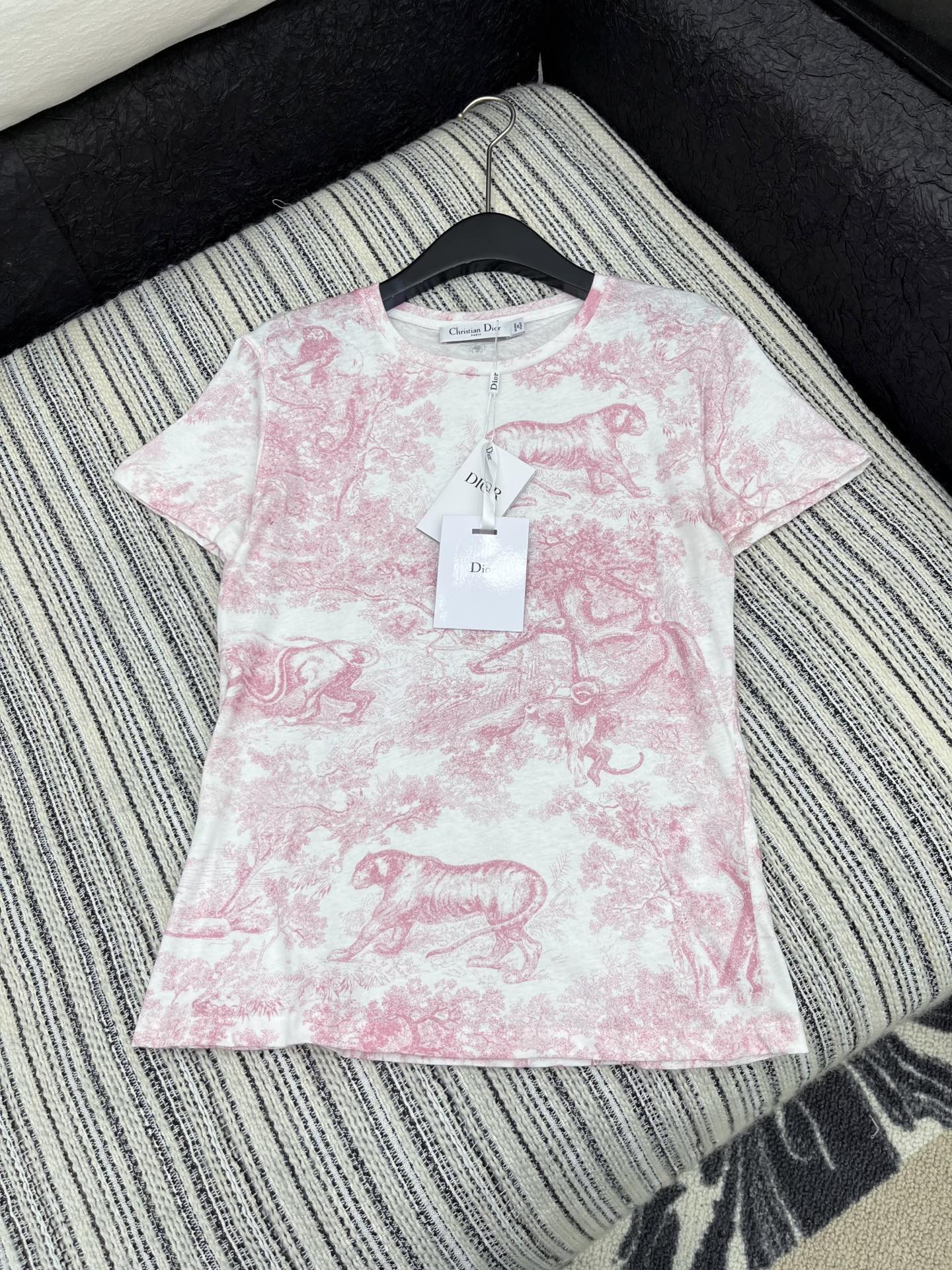 🛒𝐍𝐄𝐖 · 𝟐𝟎𝟐5/爆款现货

原单品质  Dio*｜2025新品圆领动物印花洗水𝑇𝑒𝑒
定制YB全