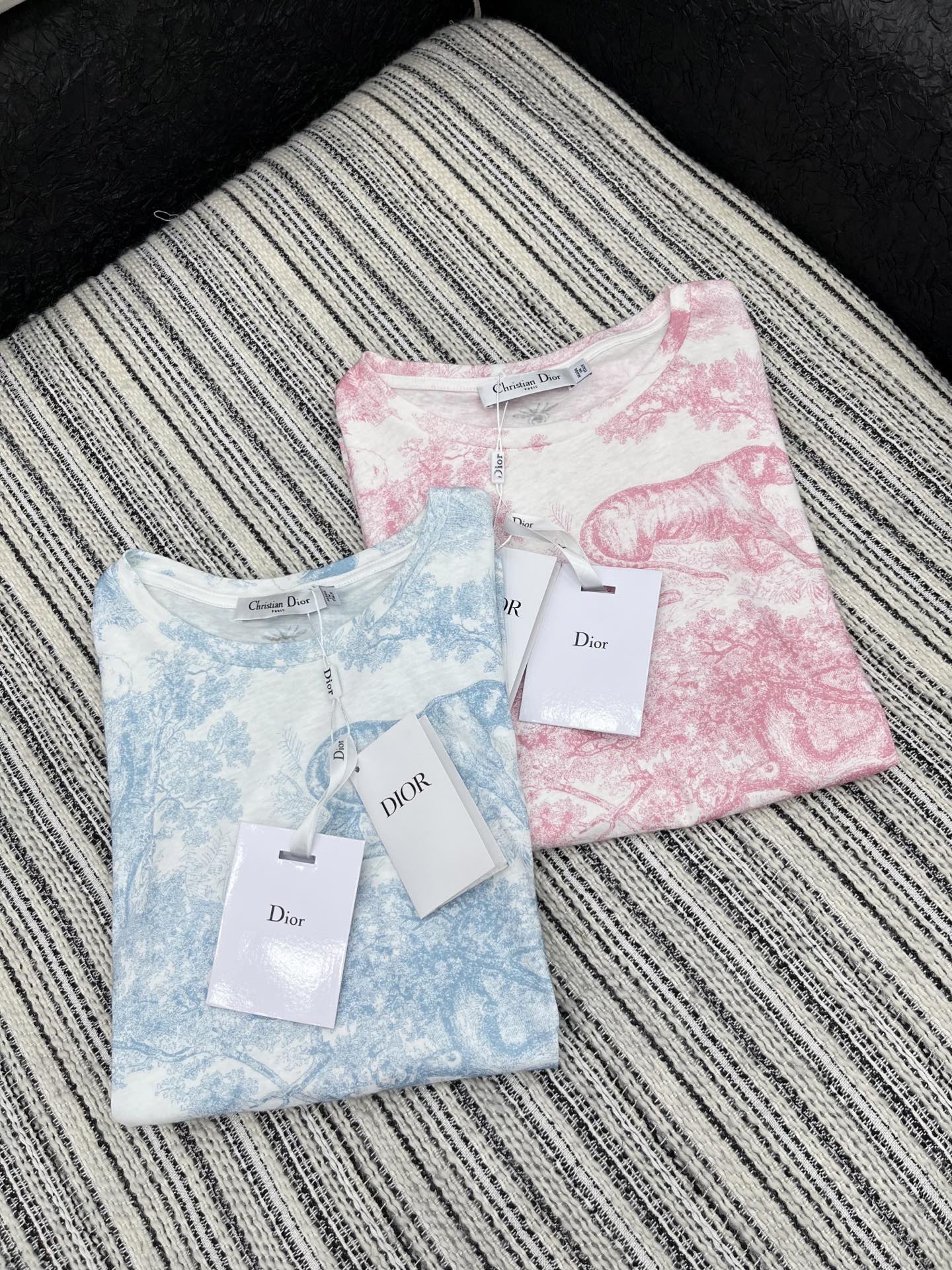🛒𝐍𝐄𝐖 · 𝟐𝟎𝟐5/爆款现货

原单品质  Dio*｜2025新品圆领动物印花洗水𝑇𝑒𝑒
定制YB全