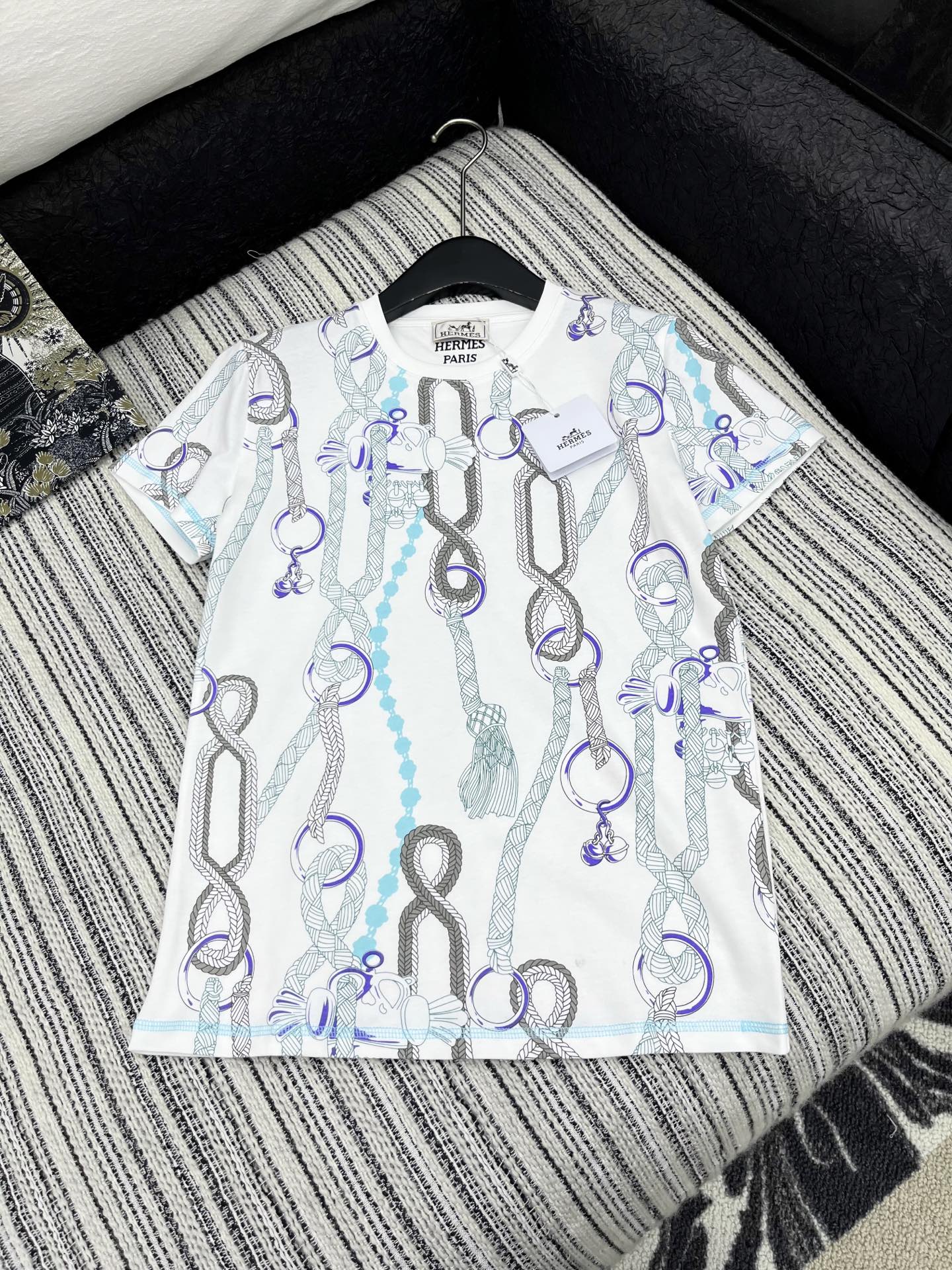 🛒𝐍𝐄𝐖 · 𝟐𝟎𝟐5/爆款现货

原单品质  Her*｜25新品印花短袖T恤
精致常规版型上身巨显瘦！