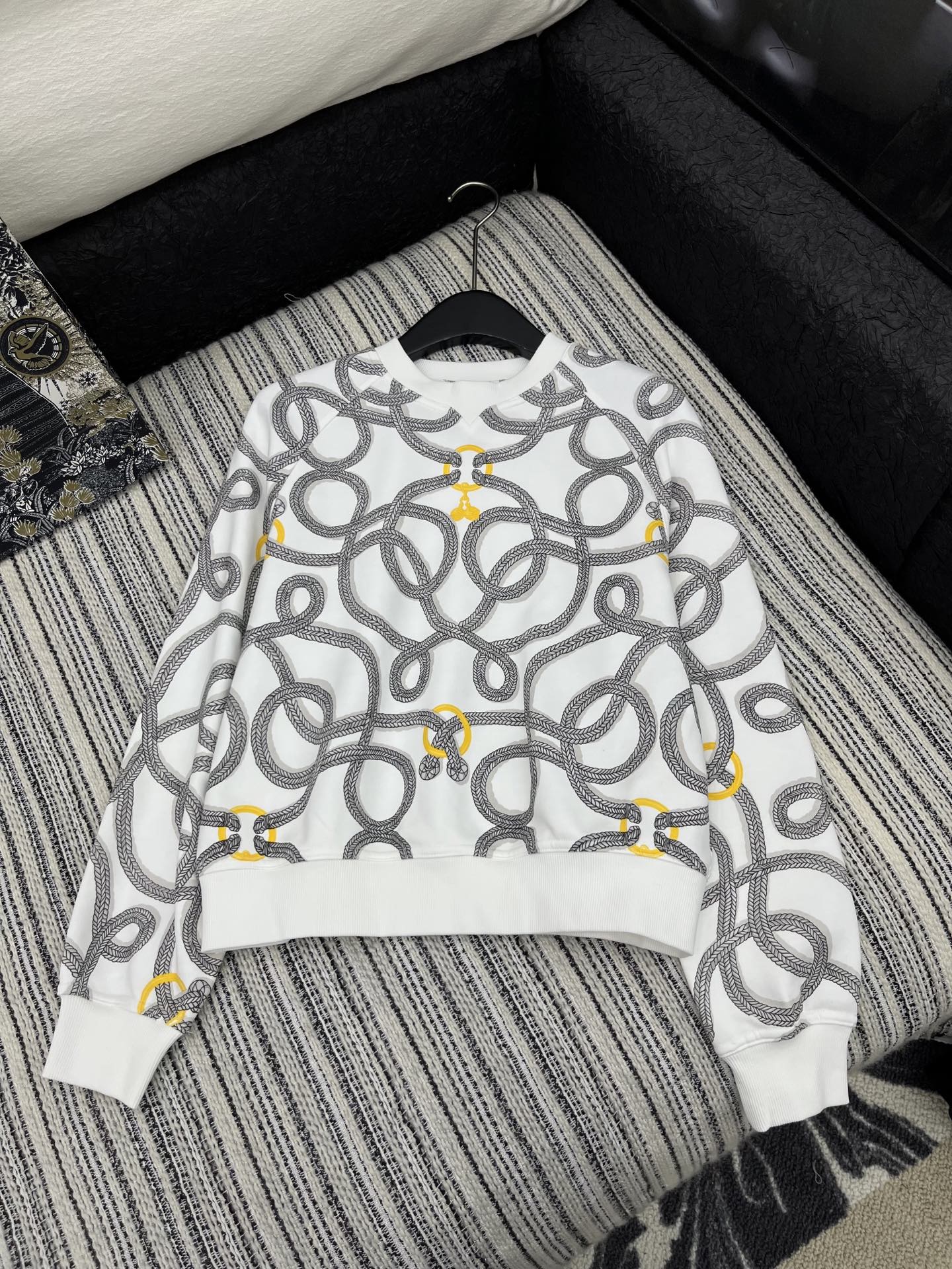 🛒𝐍𝐄𝐖 · 𝟐𝟎𝟐5/爆款现货

原单品质  Her*｜25早秋新品套装！
高端定制圆领卫衣，搭配松紧