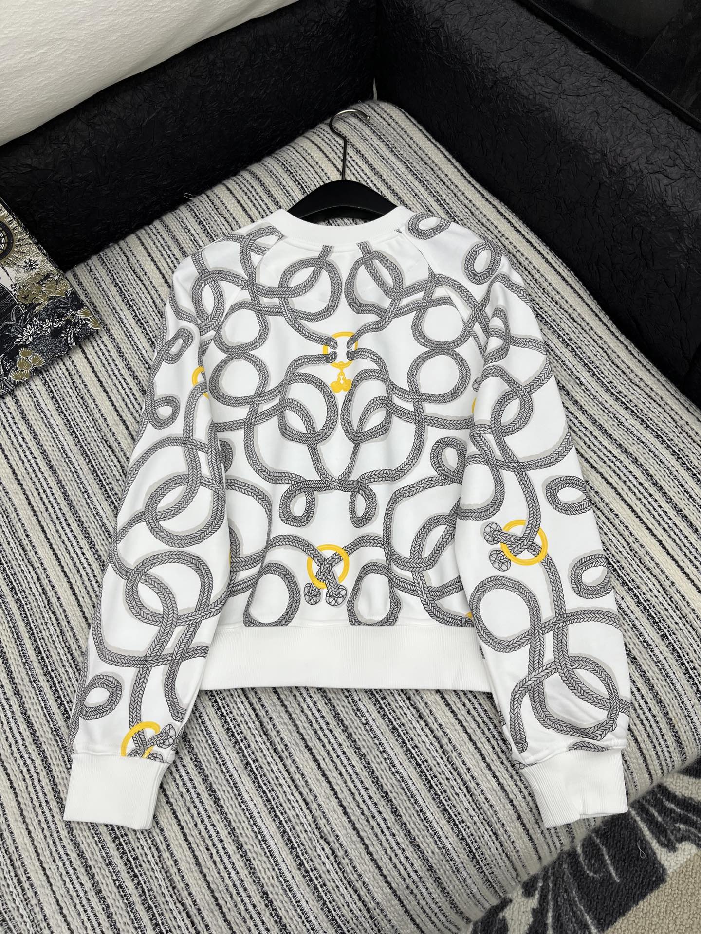 🛒𝐍𝐄𝐖 · 𝟐𝟎𝟐5/爆款现货

原单品质  Her*｜25早秋新品套装！
高端定制圆领卫衣，搭配松紧